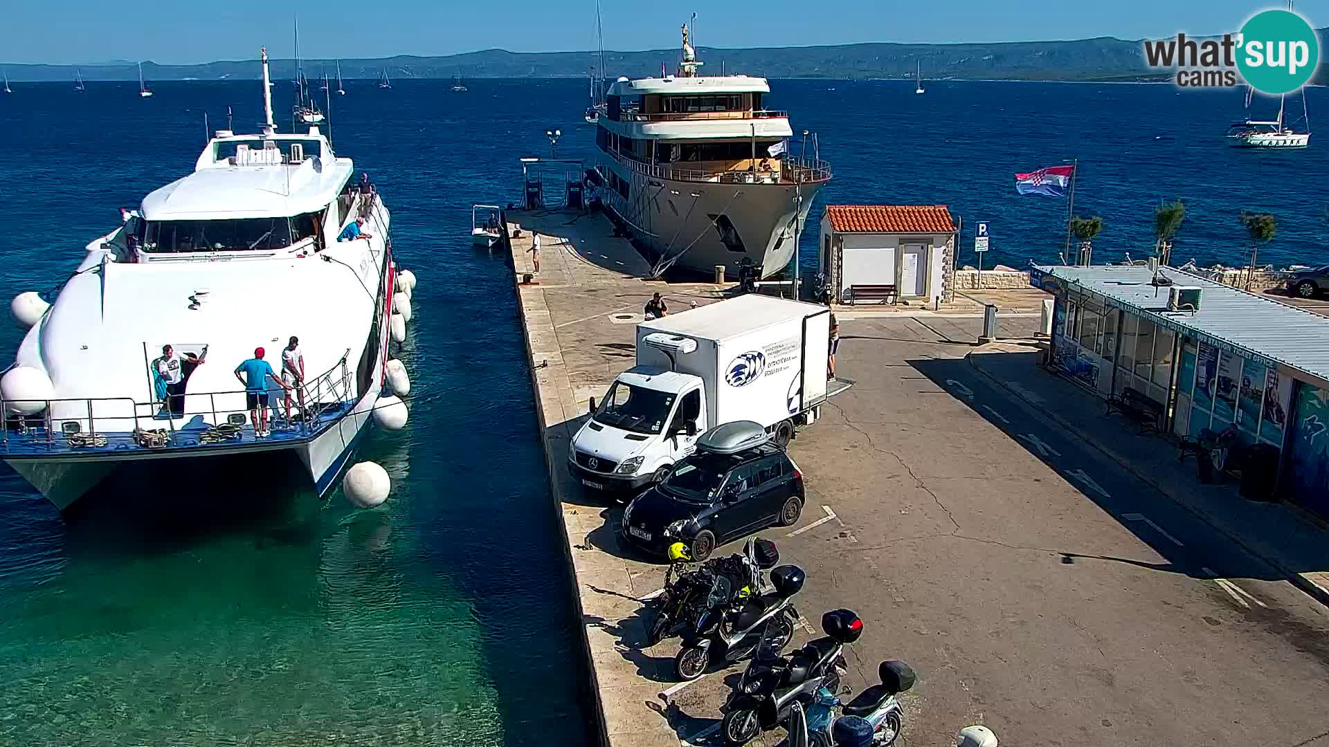 Web kamera Bol – Centar mjesta i marina | Pogled uživo