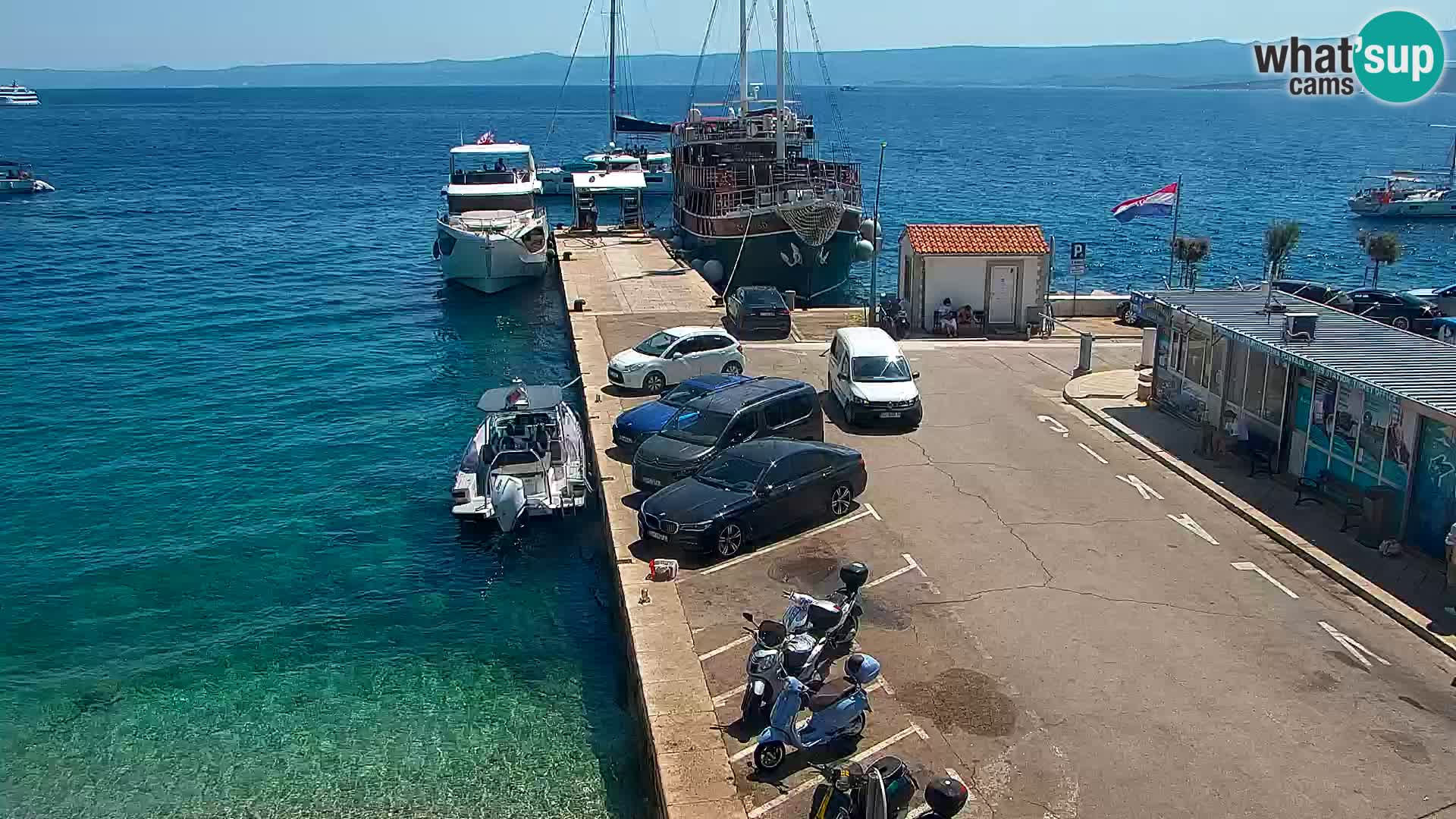 Spletna kamera Bol – Center mesta in marina v živo