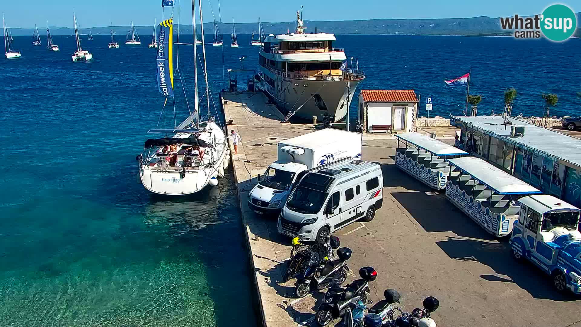 Web kamera Bol – Centar mjesta i marina | Pogled uživo