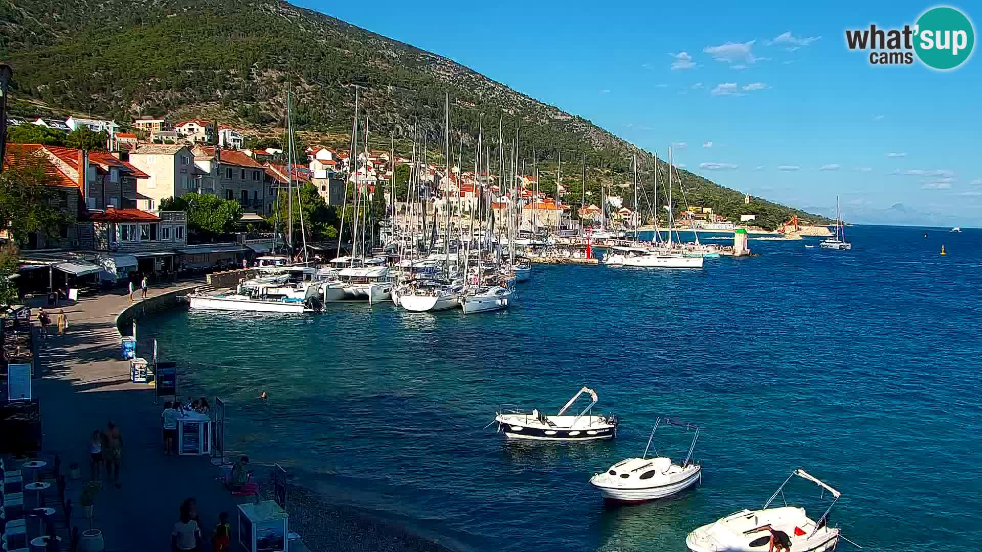 Web kamera Bol – Centar mjesta i marina | Pogled uživo