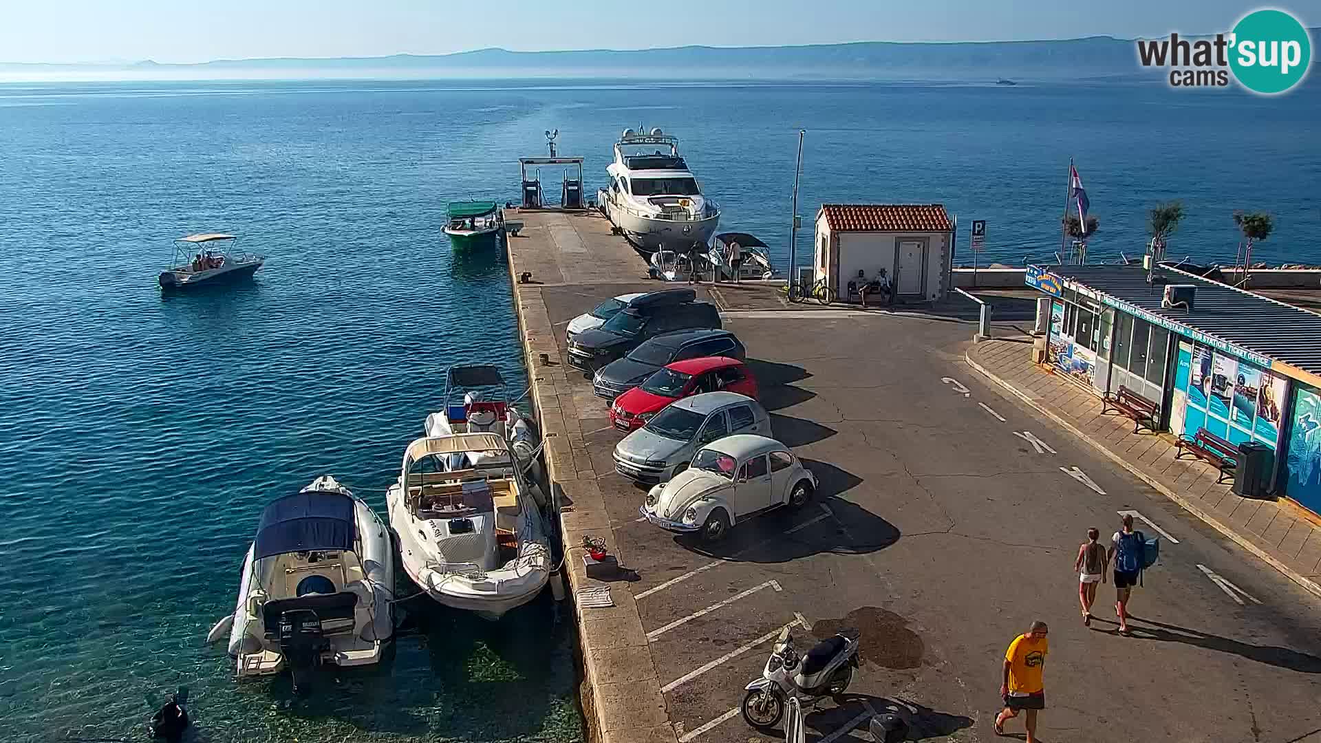 Spletna kamera Bol – Center mesta in marina v živo