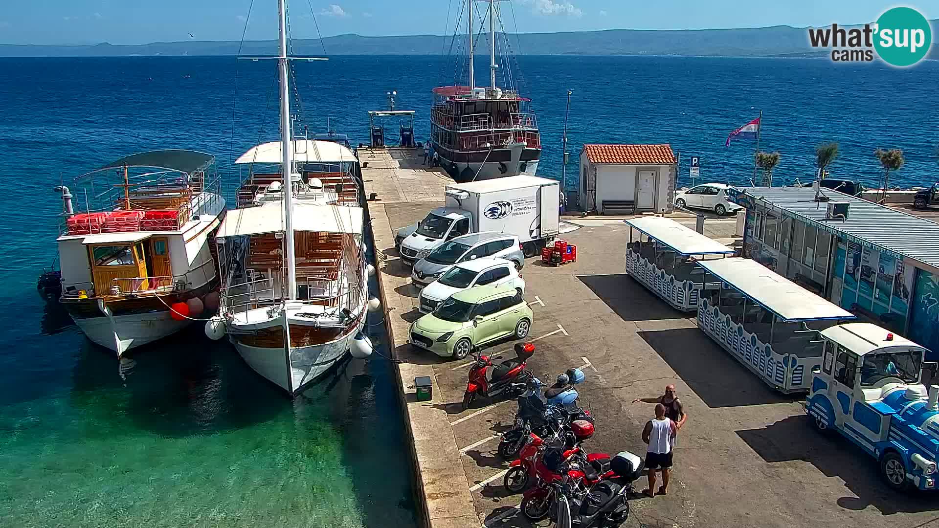 Web kamera Bol – Centar mjesta i marina | Pogled uživo