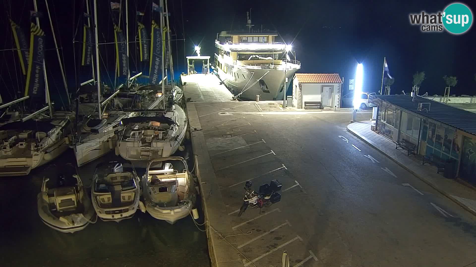 Webcam Bol Centro e Marina – Vista live dal porto di Bol