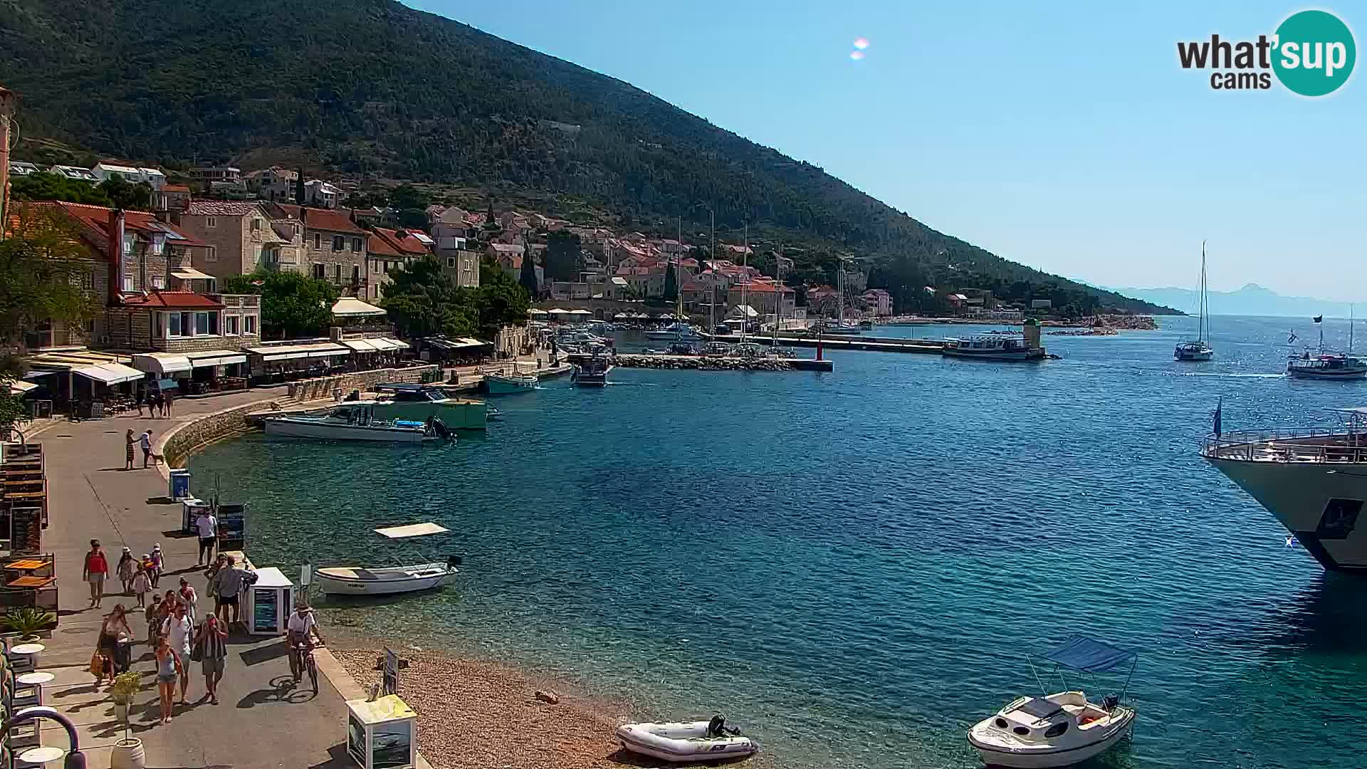 Spletna kamera Bol – Center mesta in marina v živo