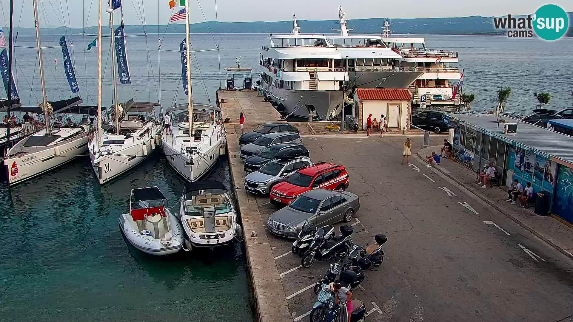 Web kamera Bol – Centar mjesta i marina | Pogled uživo