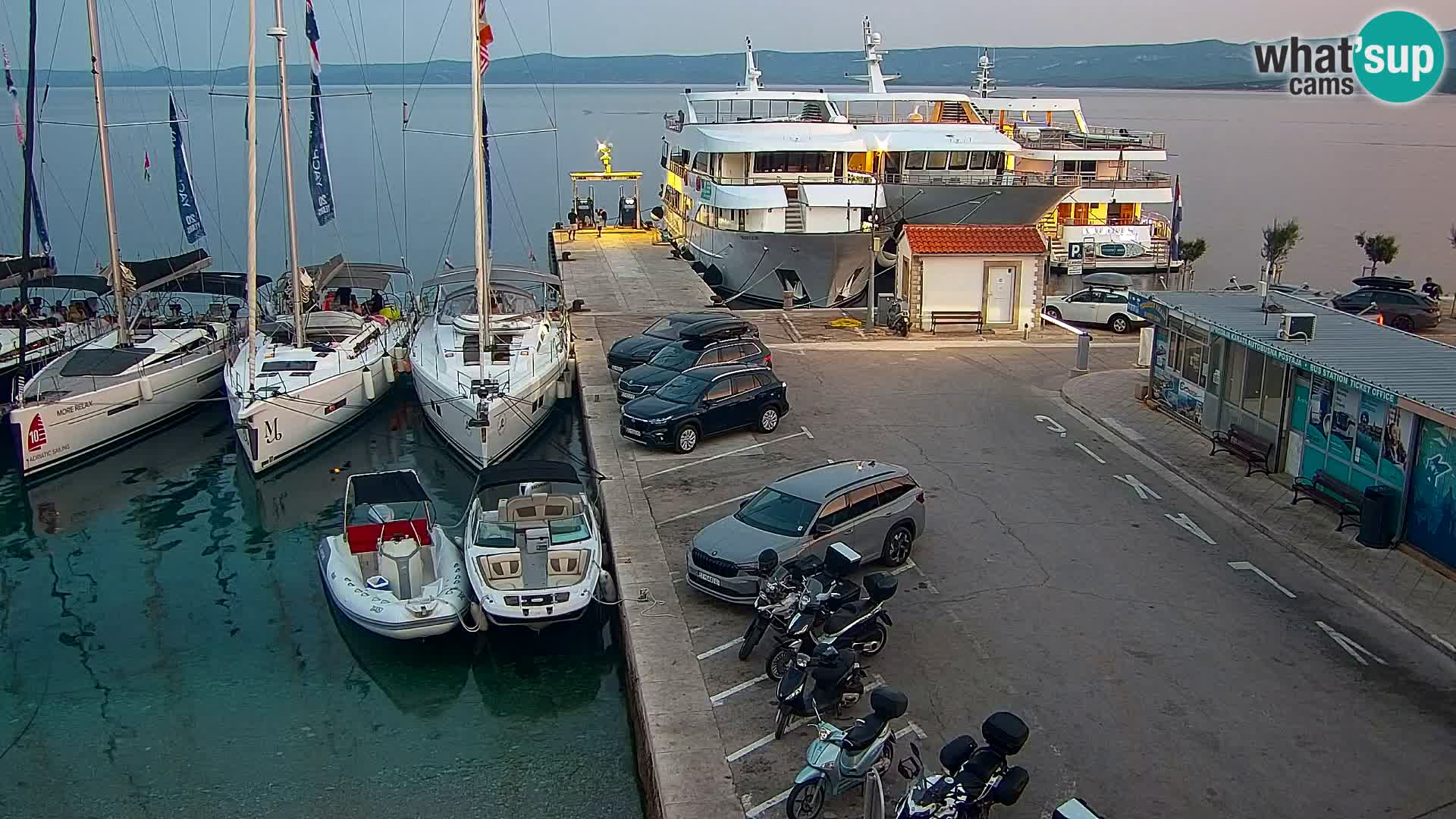 Web kamera Bol – Centar mjesta i marina | Pogled uživo