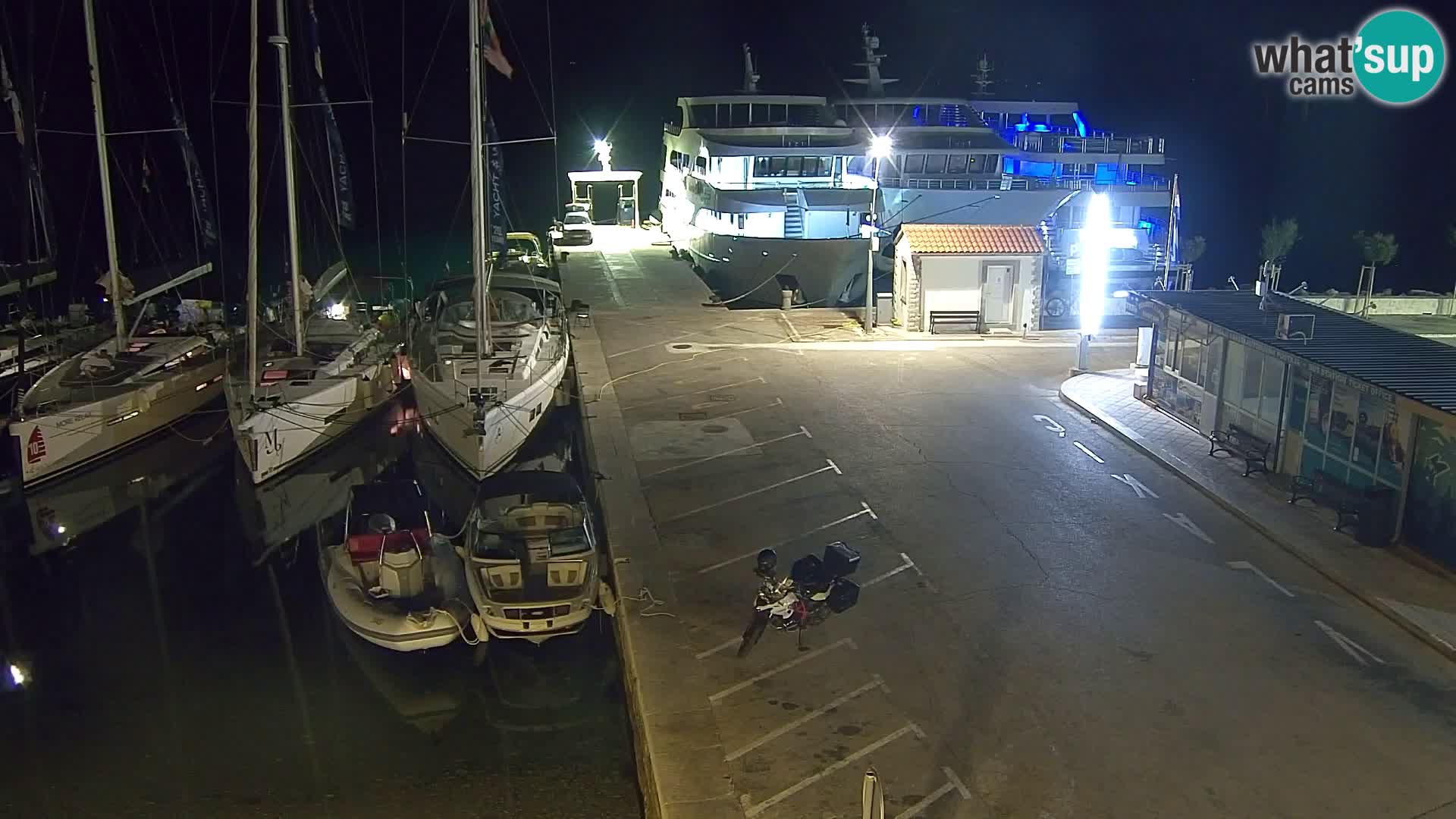 Web kamera Bol – Centar mjesta i marina | Pogled uživo