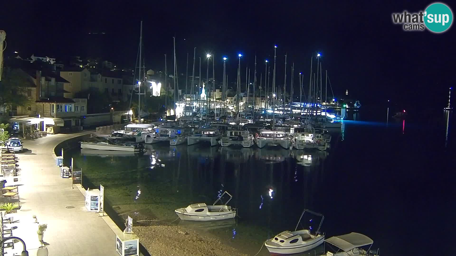 Spletna kamera Bol – Center mesta in marina v živo