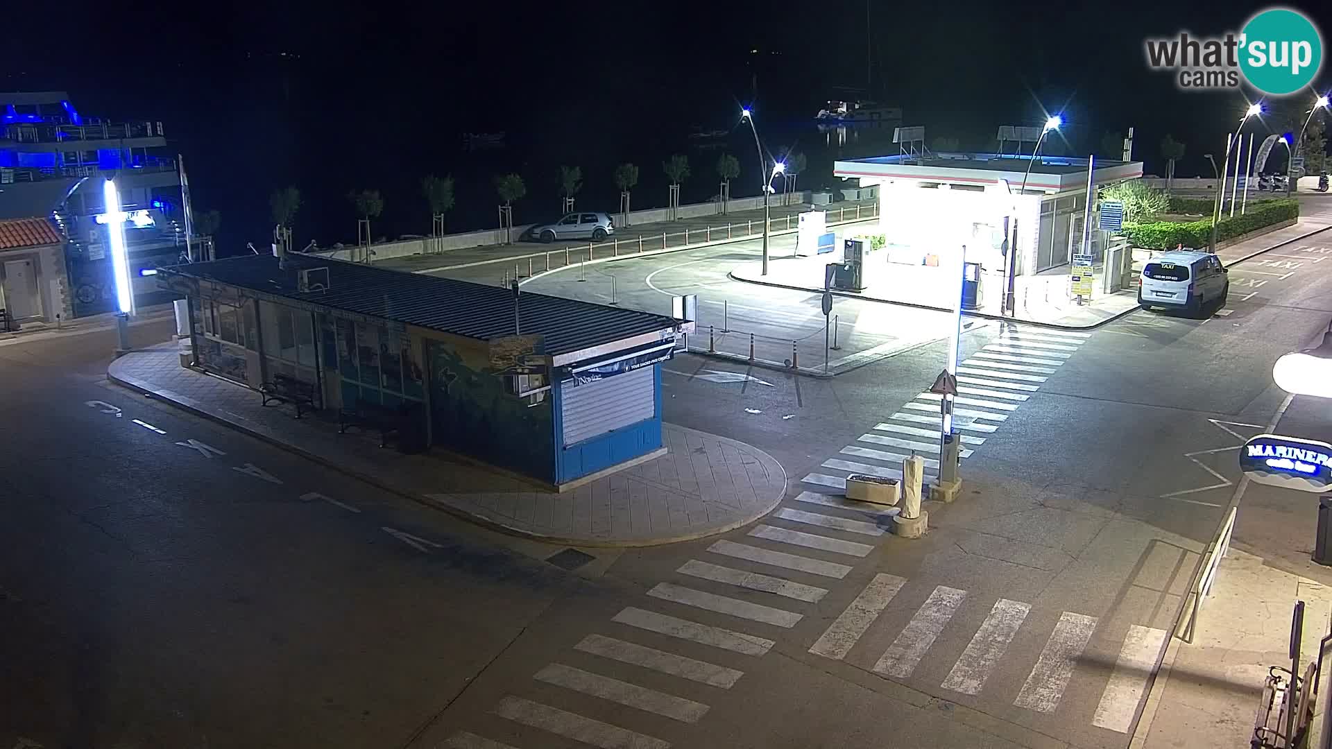 Spletna kamera Bol – Center mesta in marina v živo