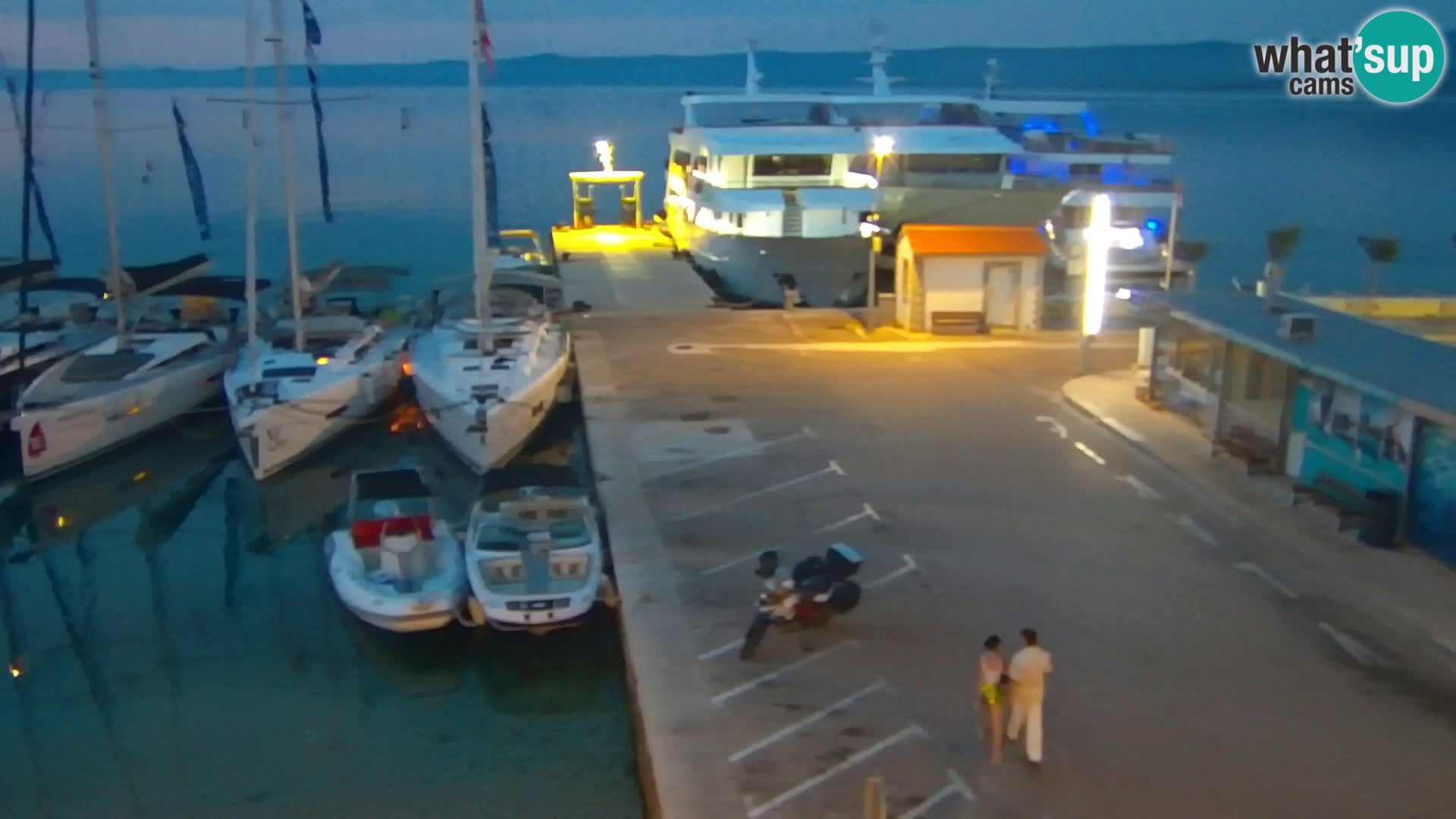 Web kamera Bol – Centar mjesta i marina | Pogled uživo