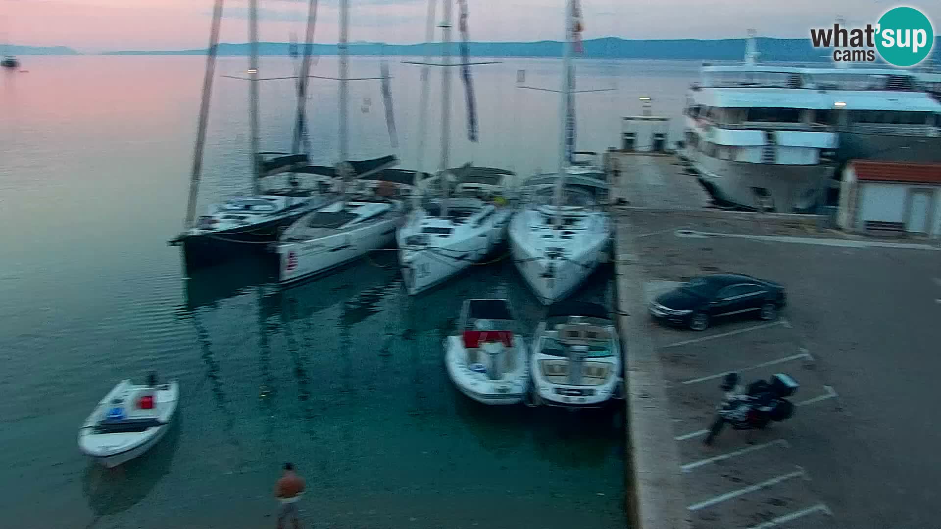 Spletna kamera Bol – Center mesta in marina v živo