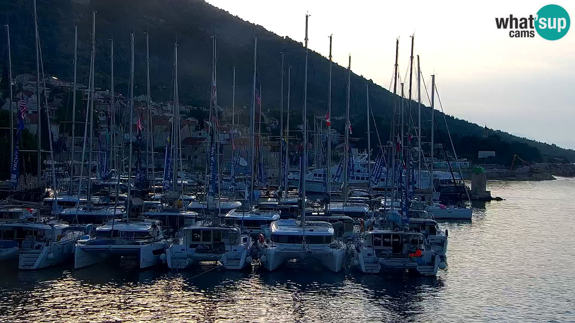 Spletna kamera Bol – Center mesta in marina v živo