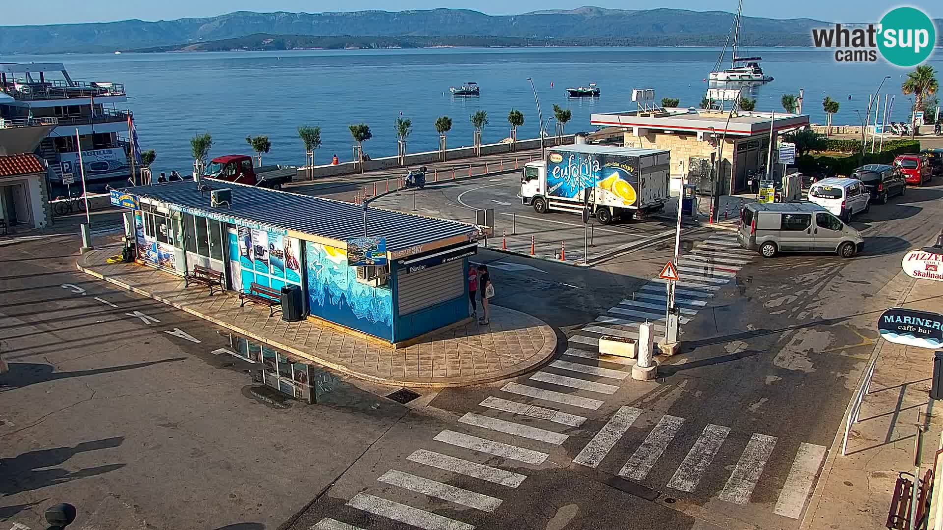 Spletna kamera Bol – Center mesta in marina v živo