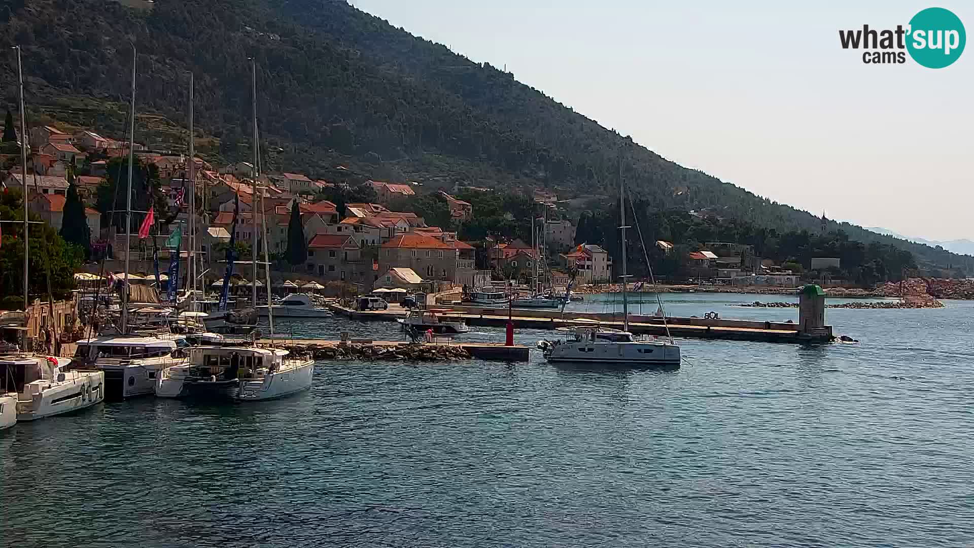 Spletna kamera Bol – Center mesta in marina v živo