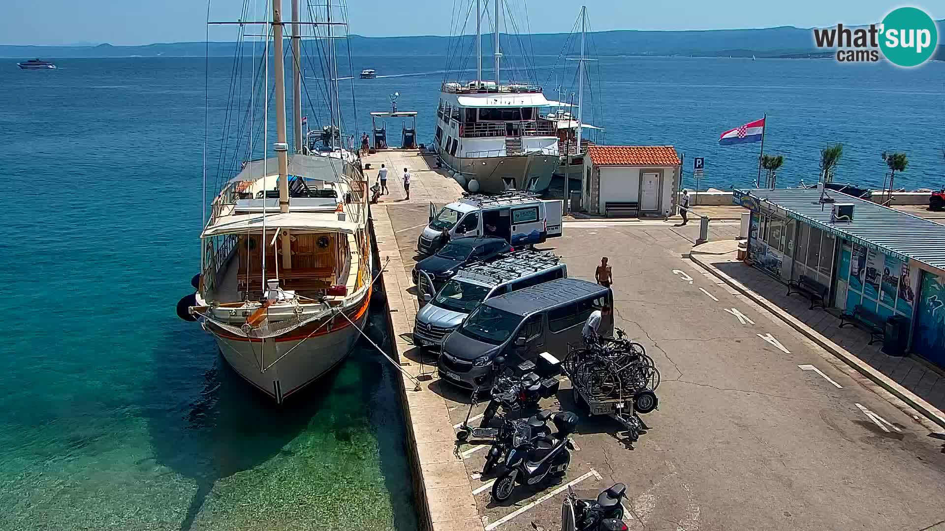 Web kamera Bol – Centar mjesta i marina | Pogled uživo