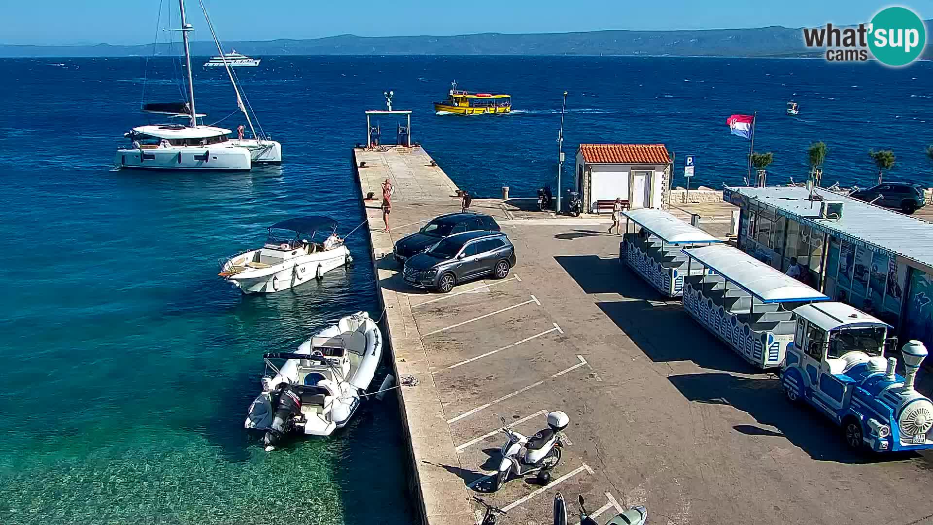 Web kamera Bol – Centar mjesta i marina | Pogled uživo