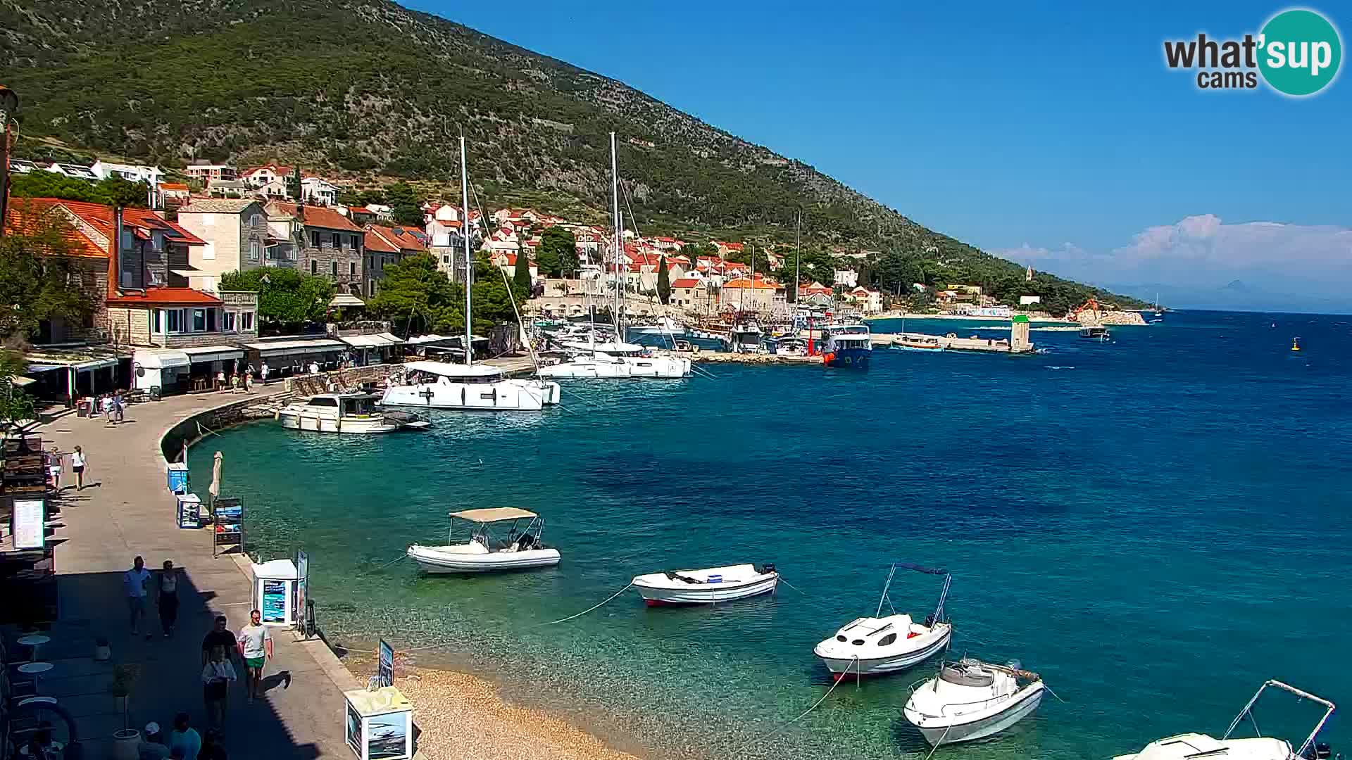 Spletna kamera Bol – Center mesta in marina v živo