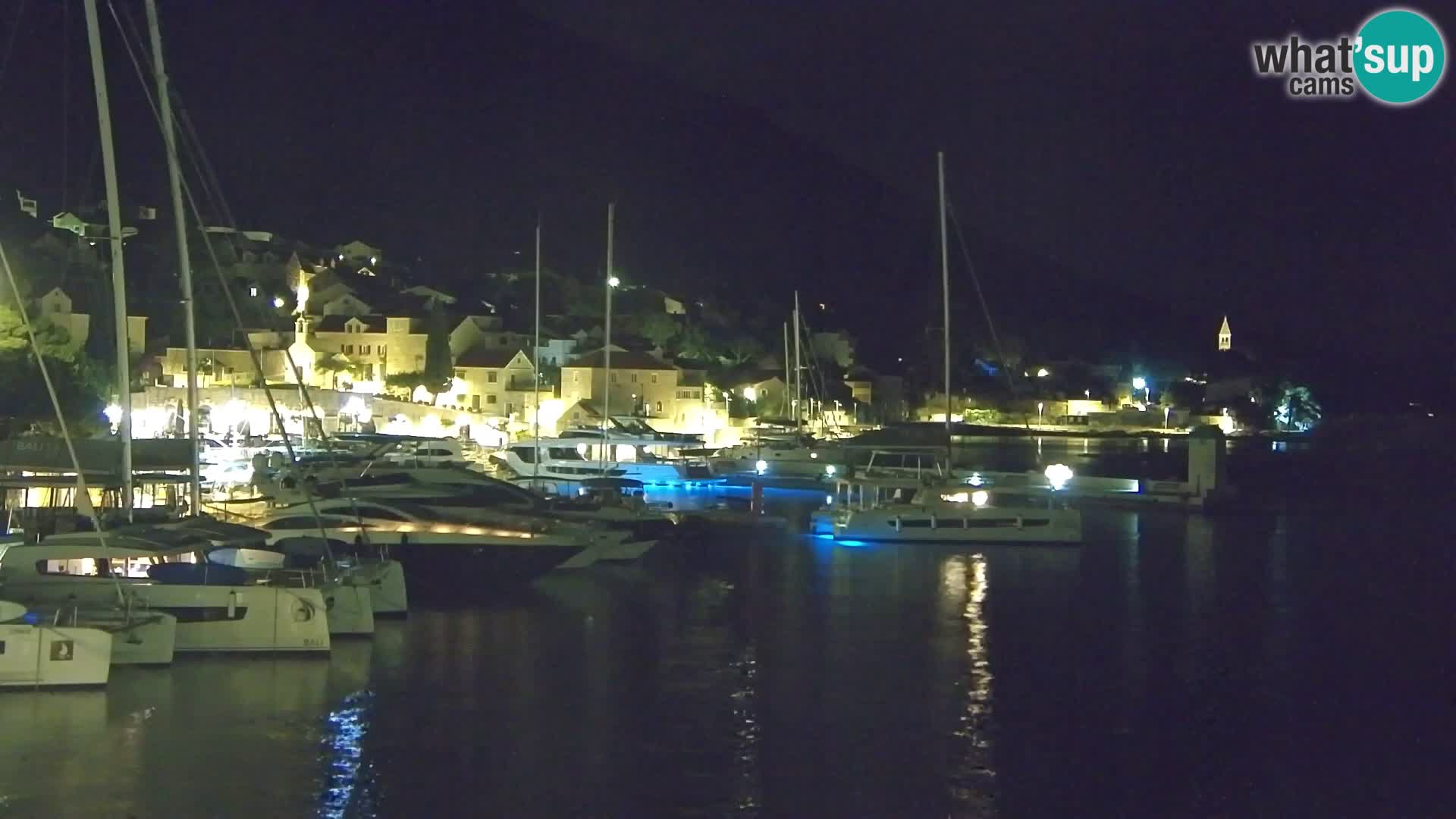 Spletna kamera Bol – Center mesta in marina v živo