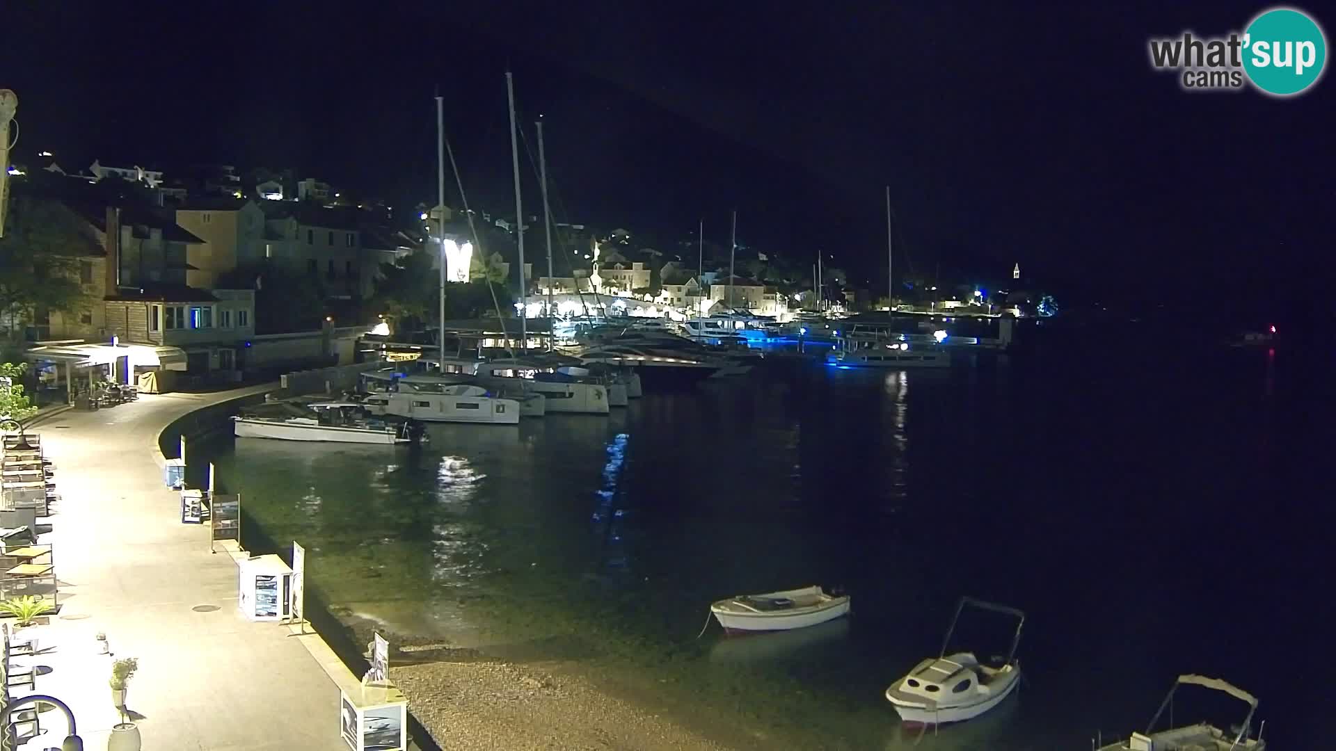 Spletna kamera Bol – Center mesta in marina v živo