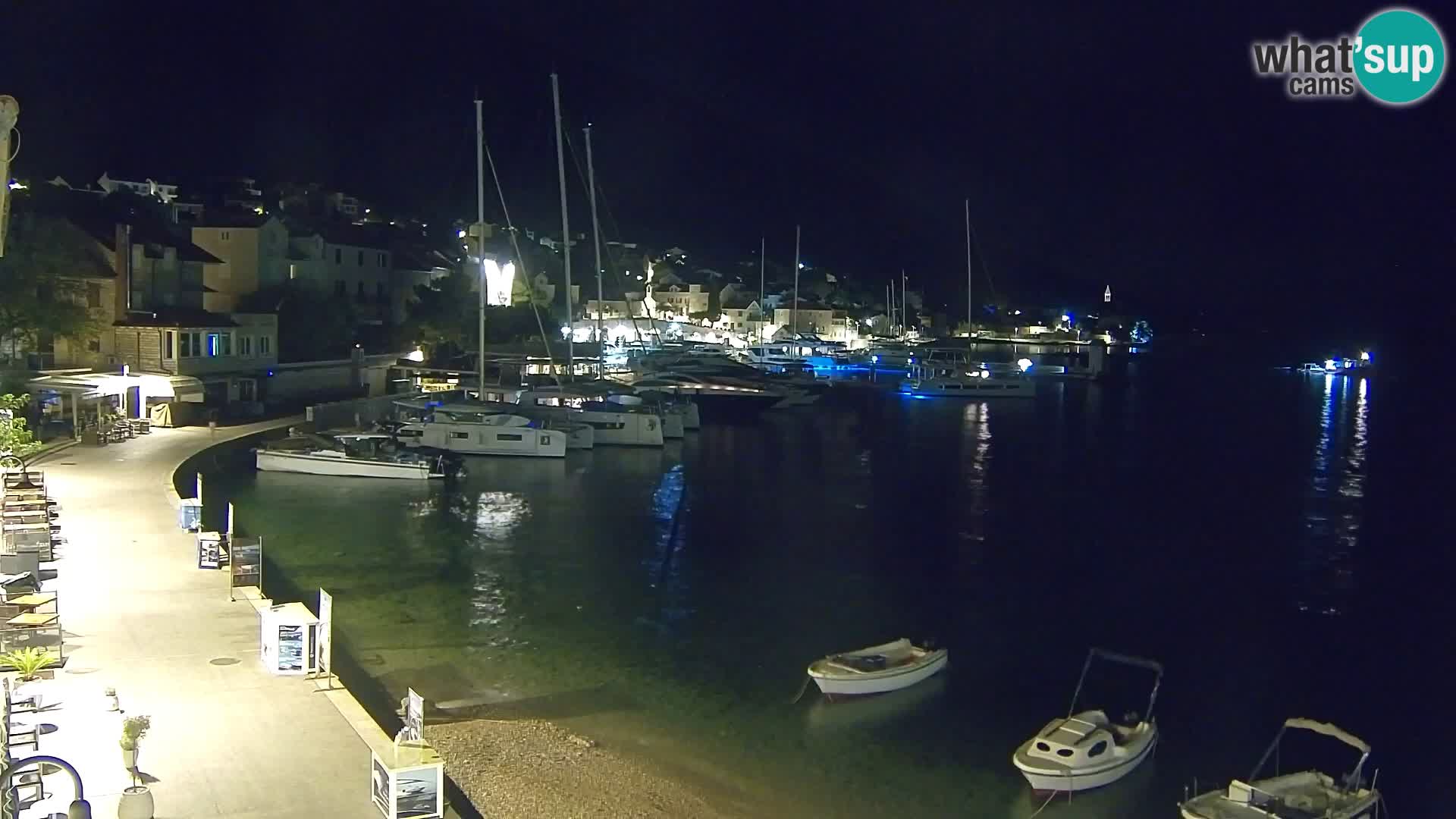 Spletna kamera Bol – Center mesta in marina v živo