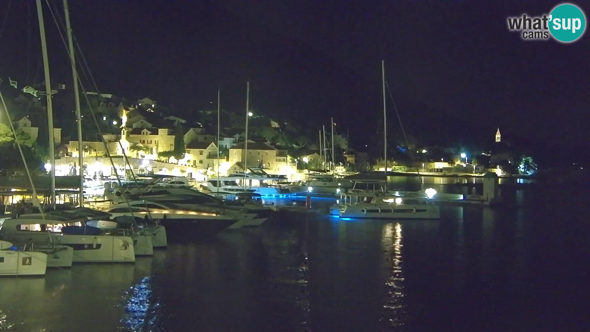 Spletna kamera Bol – Center mesta in marina v živo