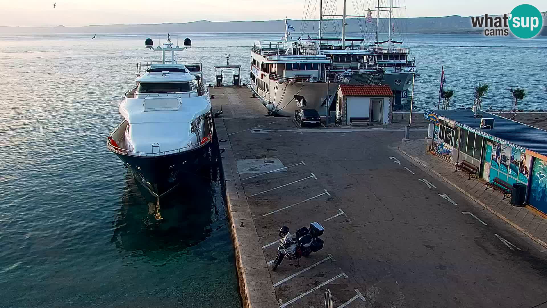 Spletna kamera Bol – Center mesta in marina v živo