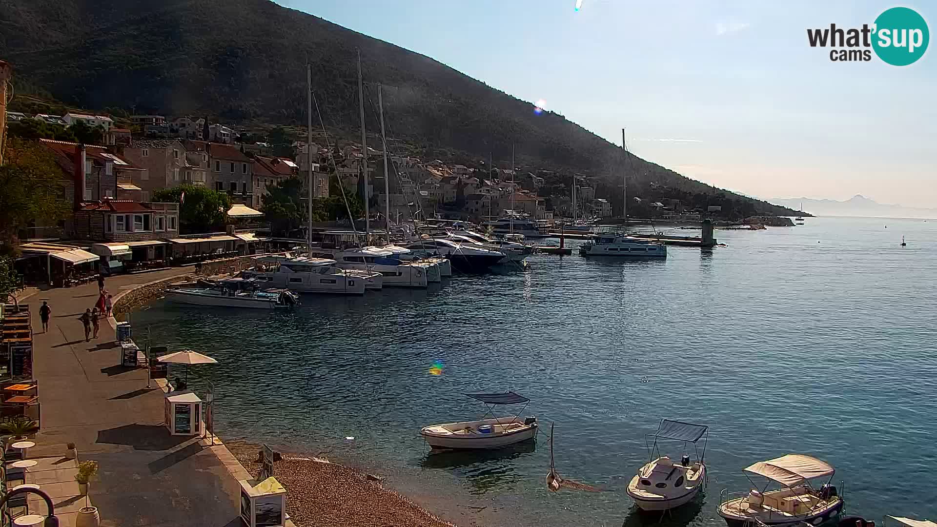 Spletna kamera Bol – Center mesta in marina v živo