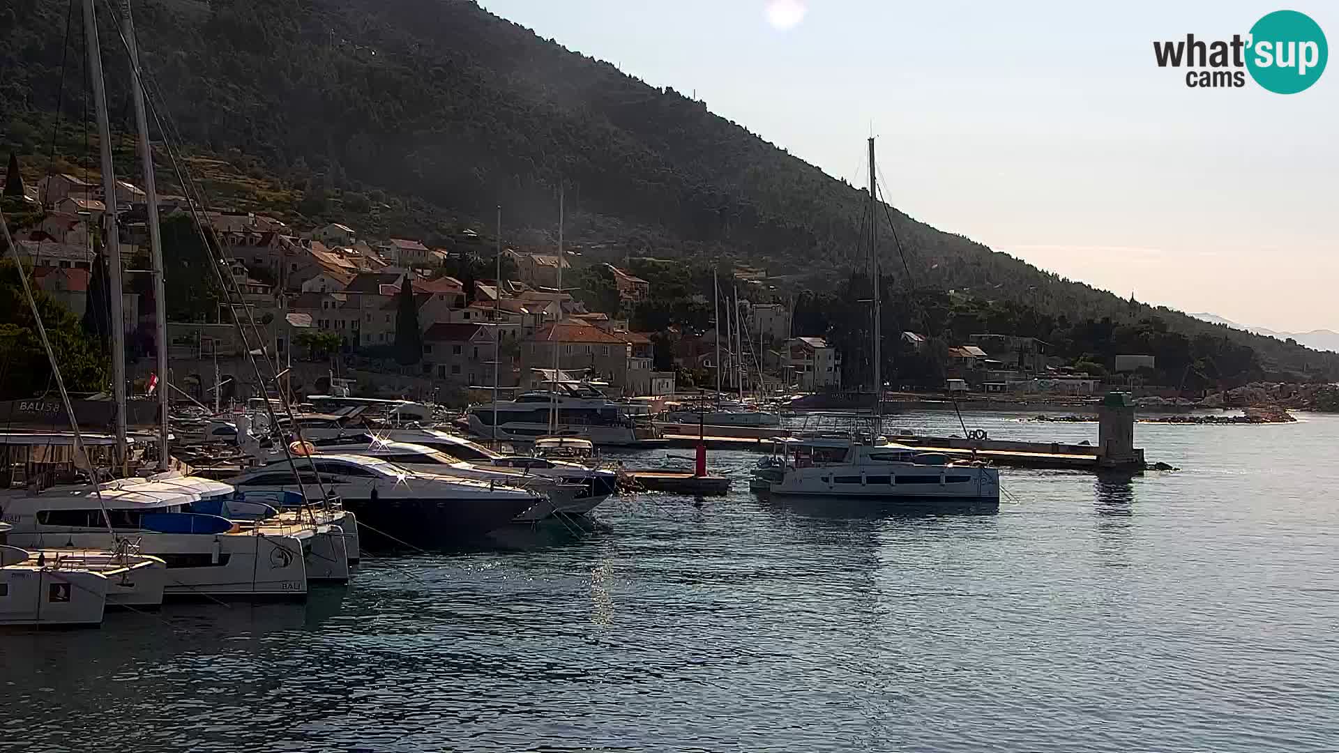 Web kamera Bol – Centar mjesta i marina | Pogled uživo