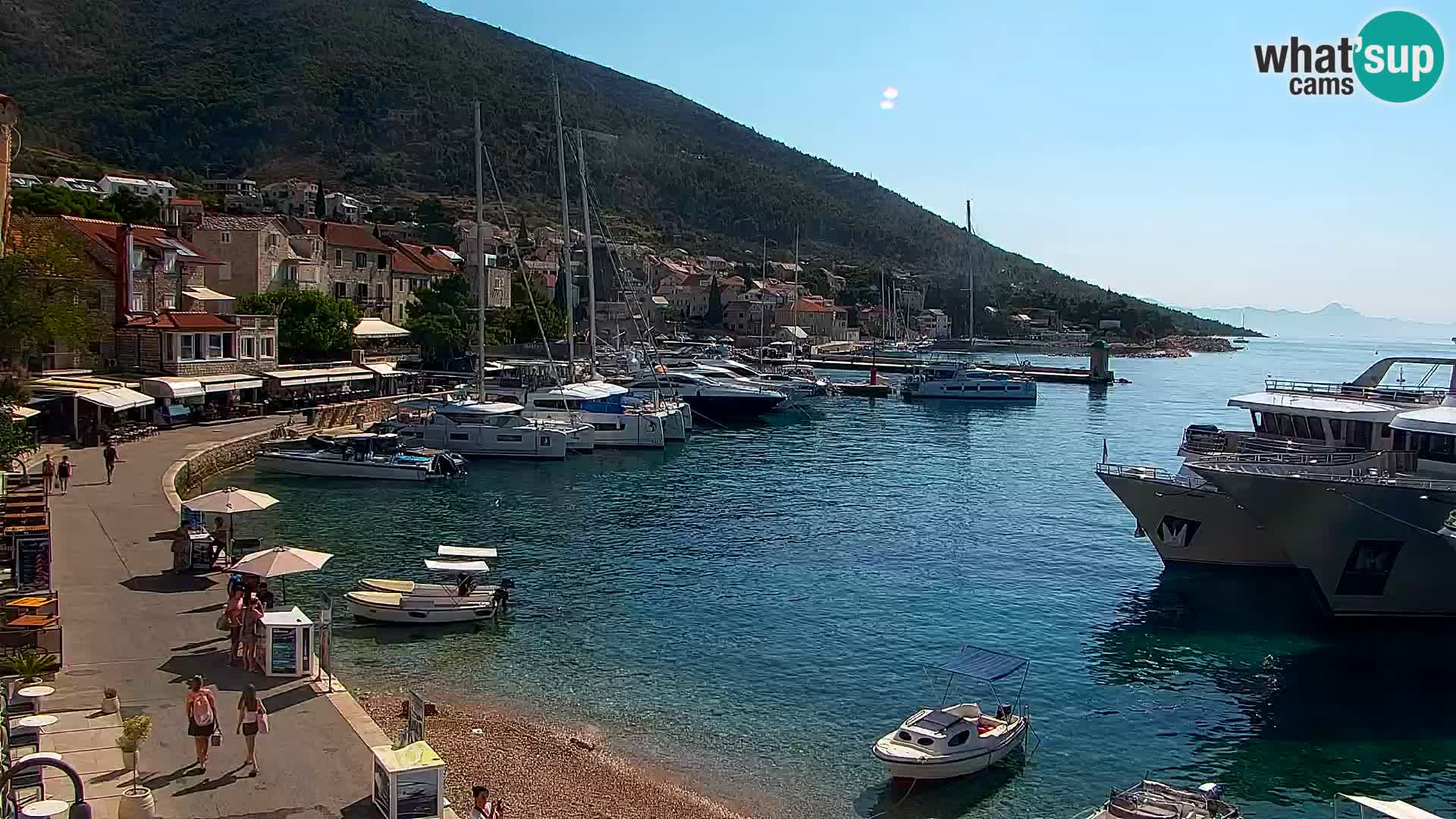 Spletna kamera Bol – Center mesta in marina v živo