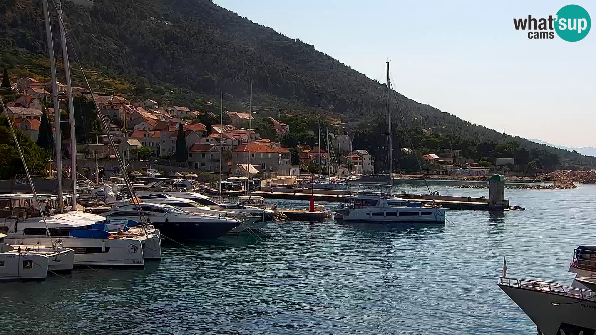 Web kamera Bol – Centar mjesta i marina | Pogled uživo