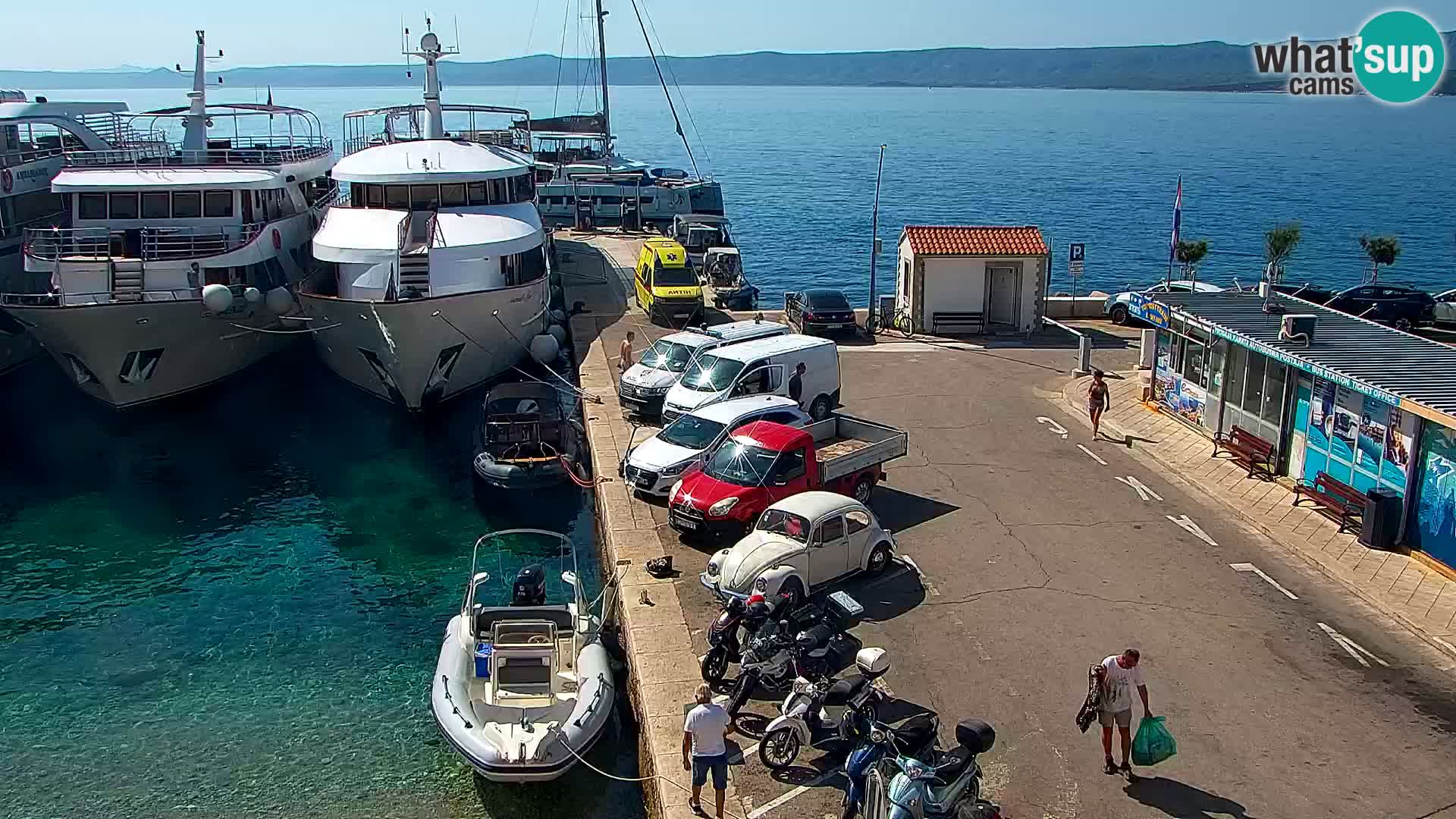 Spletna kamera Bol – Center mesta in marina v živo