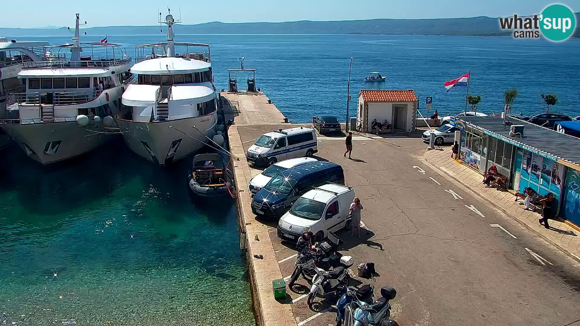 Spletna kamera Bol – Center mesta in marina v živo