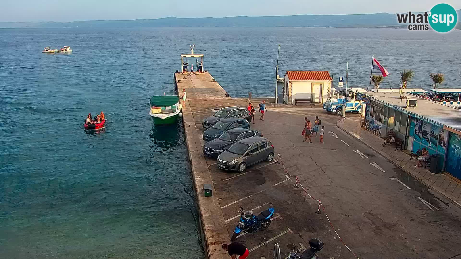 Spletna kamera Bol – Center mesta in marina v živo