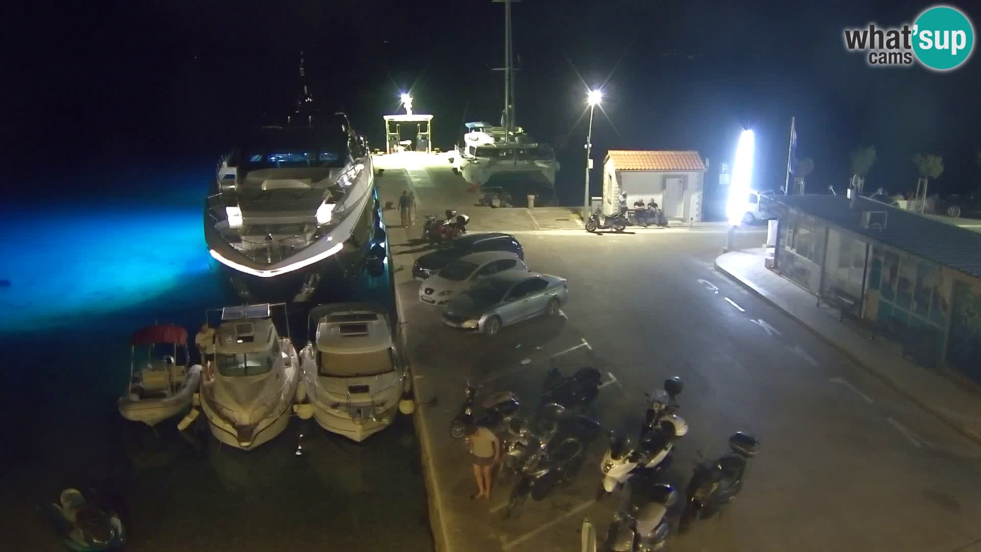 Spletna kamera Bol – Center mesta in marina v živo