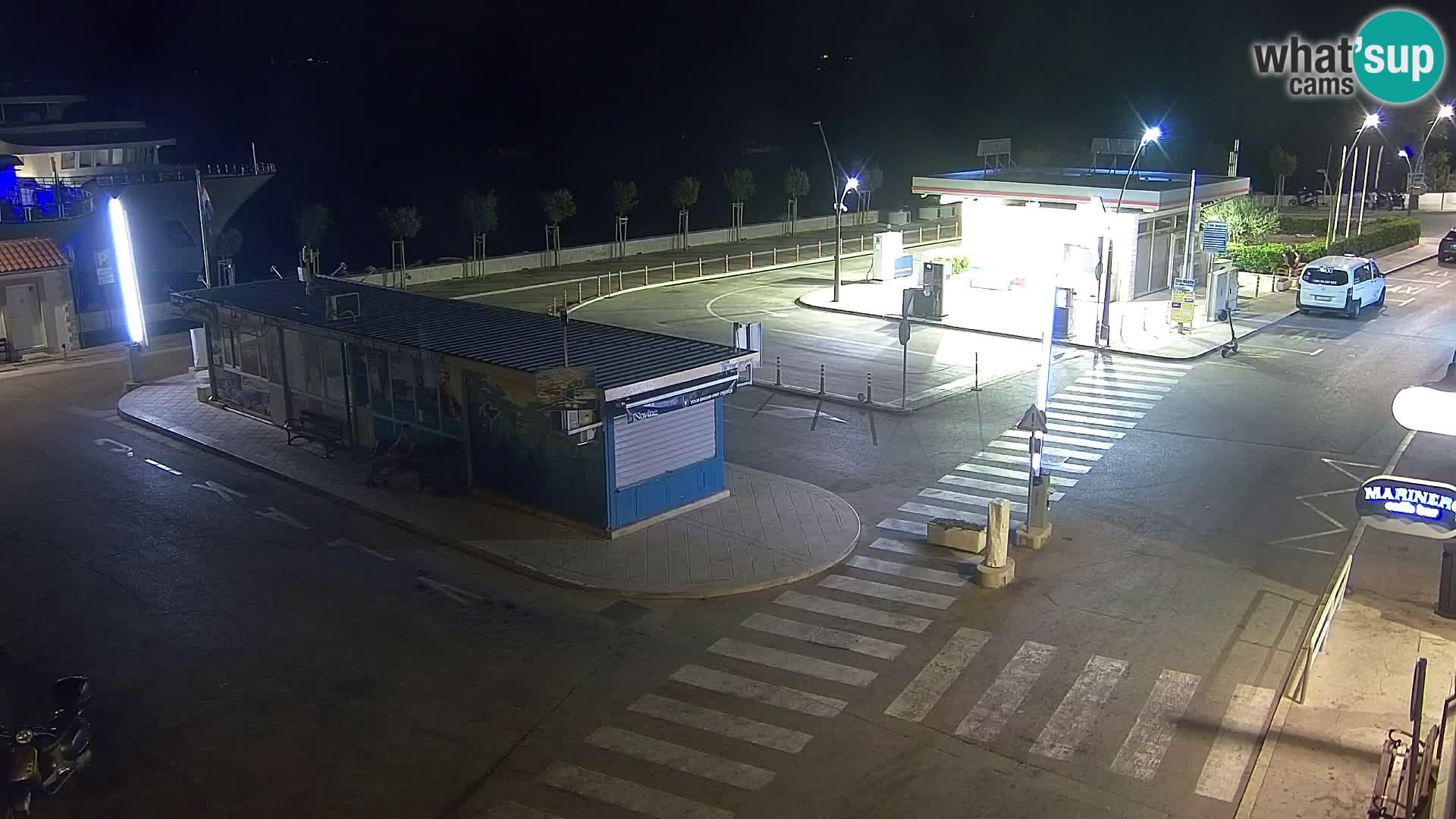 Spletna kamera Bol – Center mesta in marina v živo