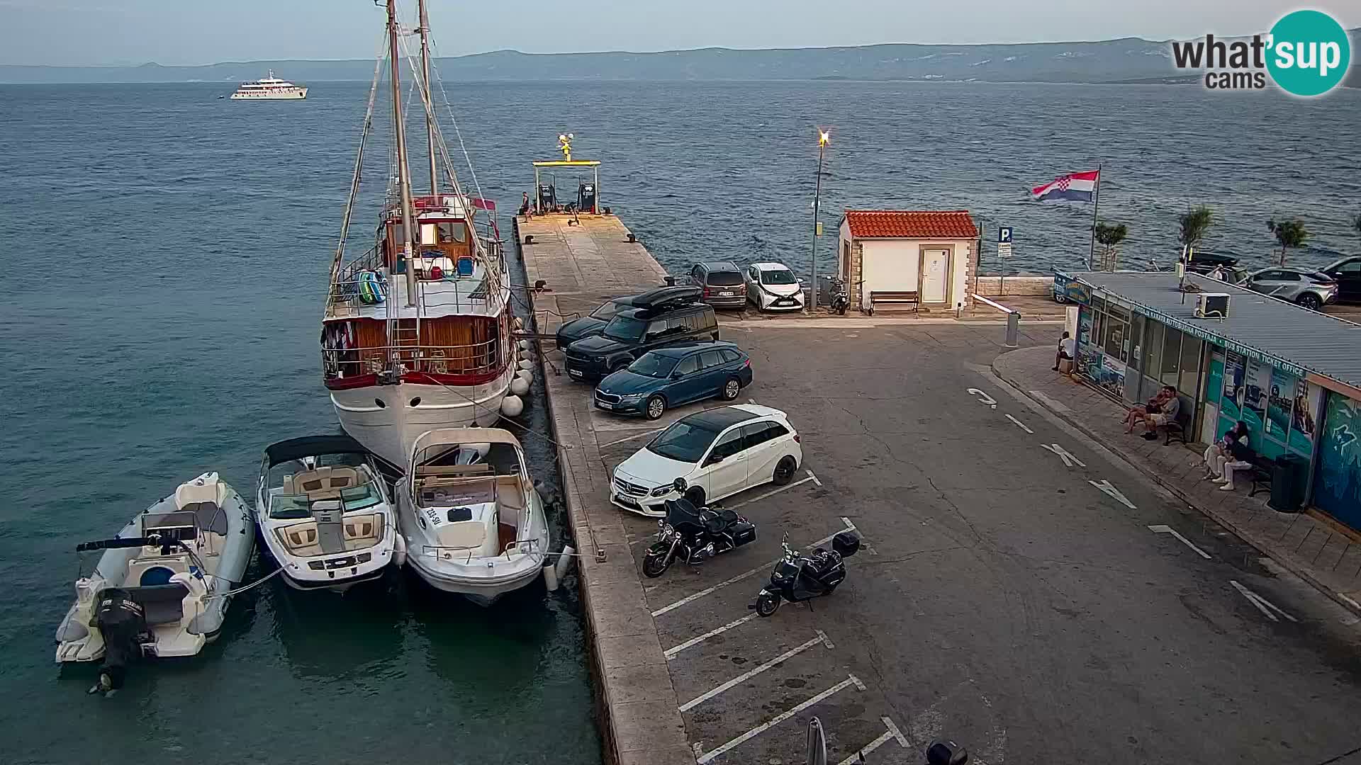 Web kamera Bol – Centar mjesta i marina | Pogled uživo