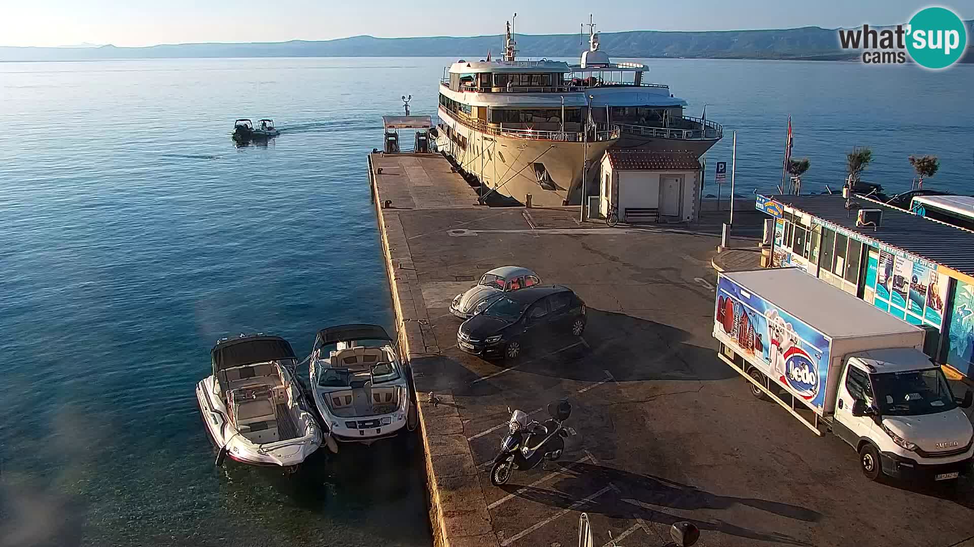 Web kamera Bol – Centar mjesta i marina | Pogled uživo