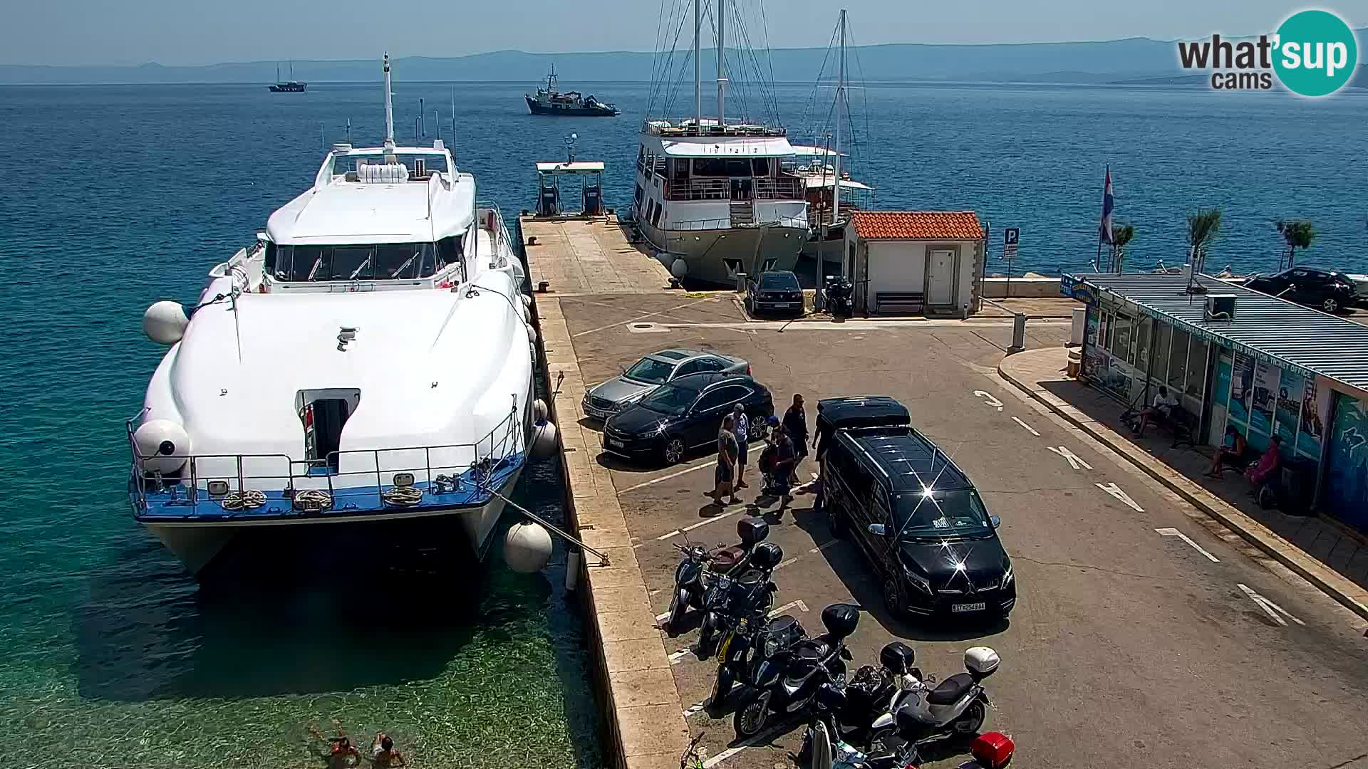 Spletna kamera Bol – Center mesta in marina v živo