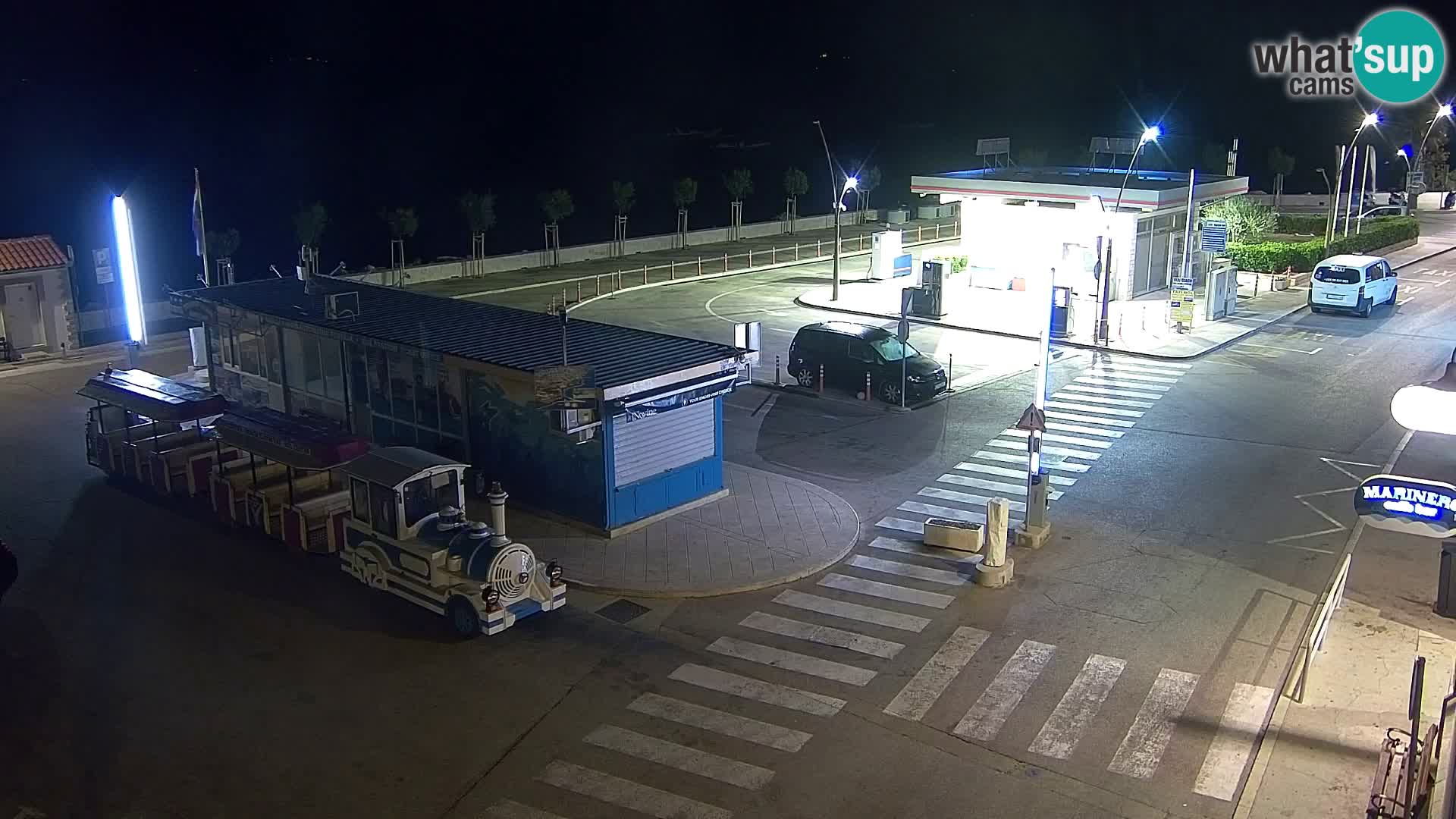 Spletna kamera Bol – Center mesta in marina v živo
