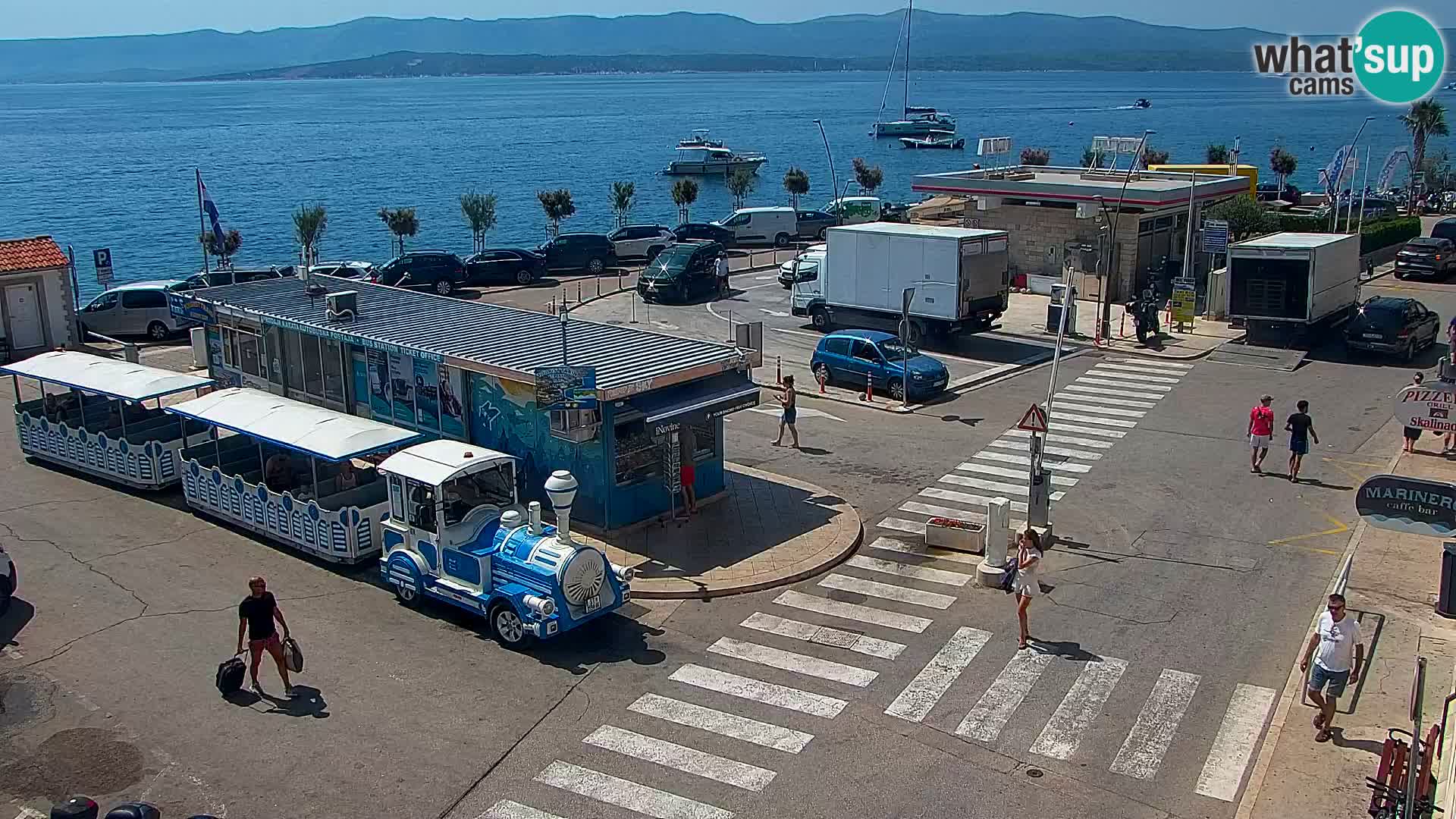 Spletna kamera Bol – Center mesta in marina v živo
