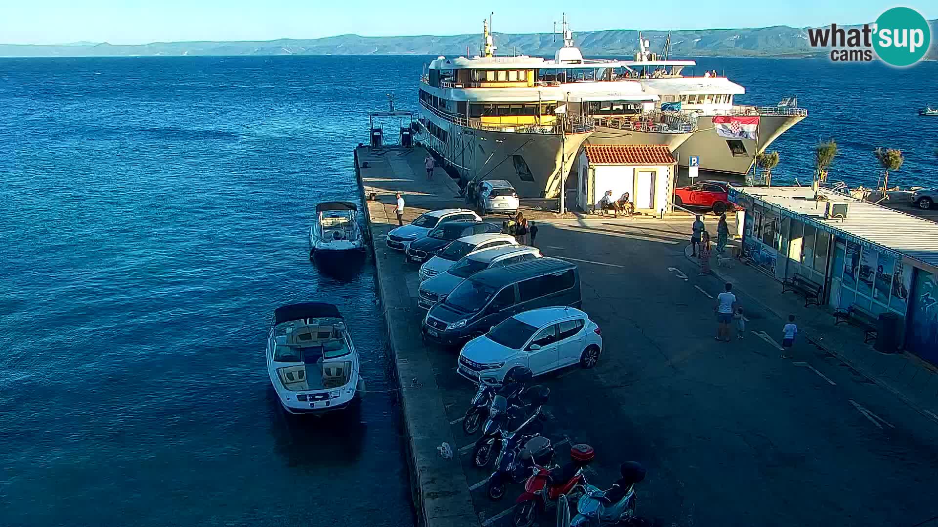 Spletna kamera Bol – Center mesta in marina v živo