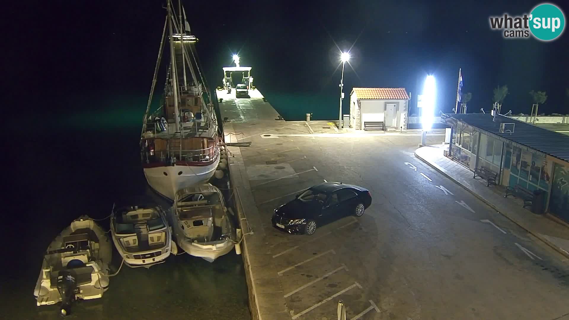 Spletna kamera Bol – Center mesta in marina v živo