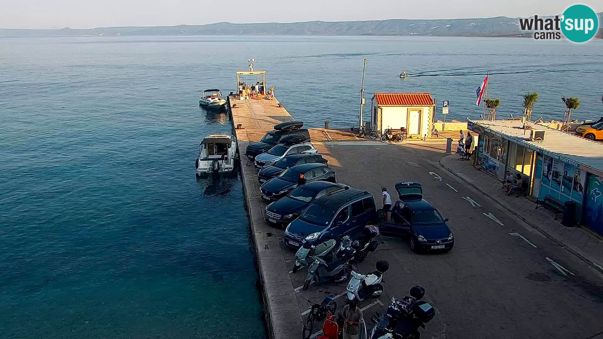 Web kamera Bol – Centar mjesta i marina | Pogled uživo