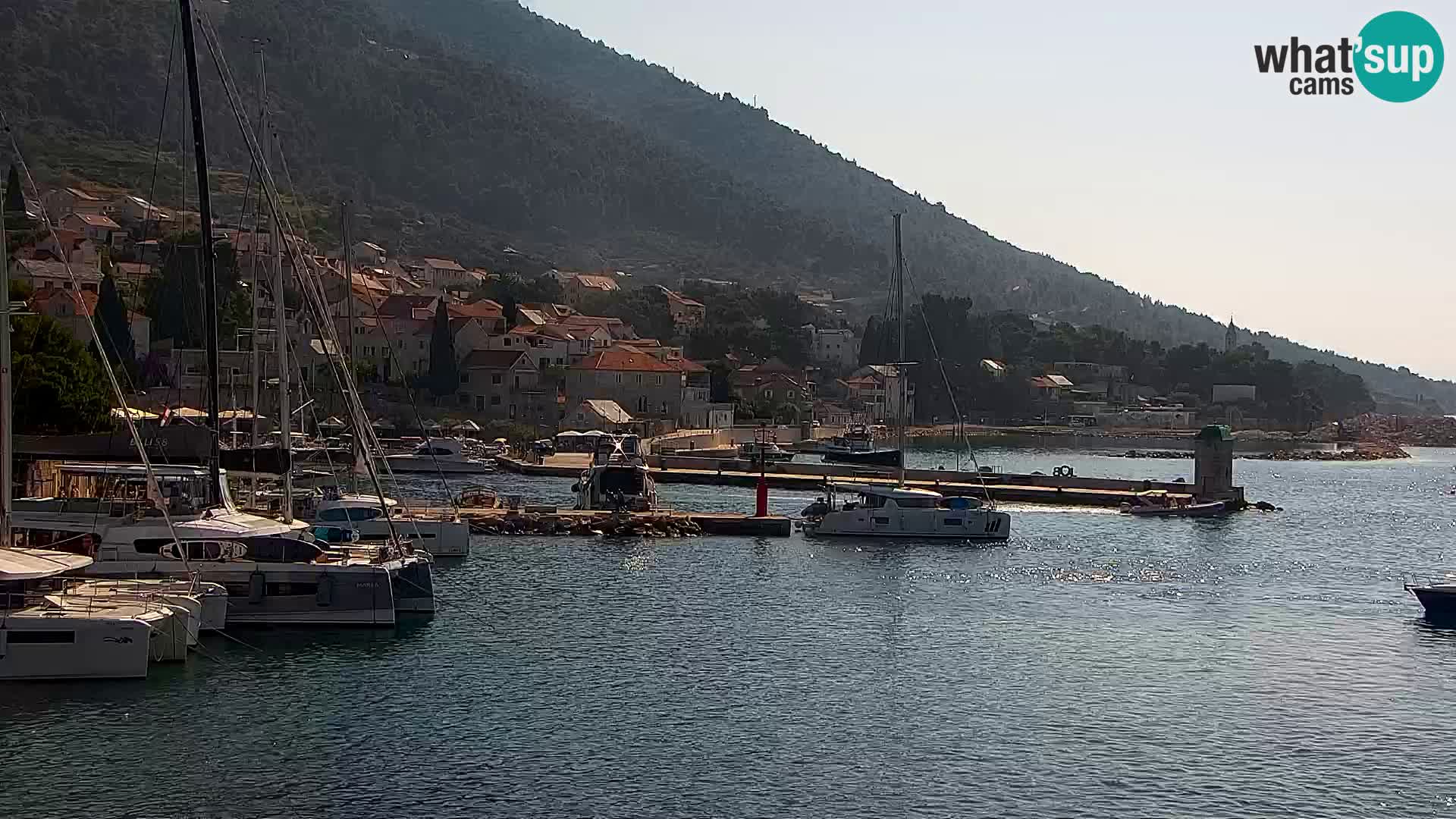 Web kamera Bol – Centar mjesta i marina | Pogled uživo