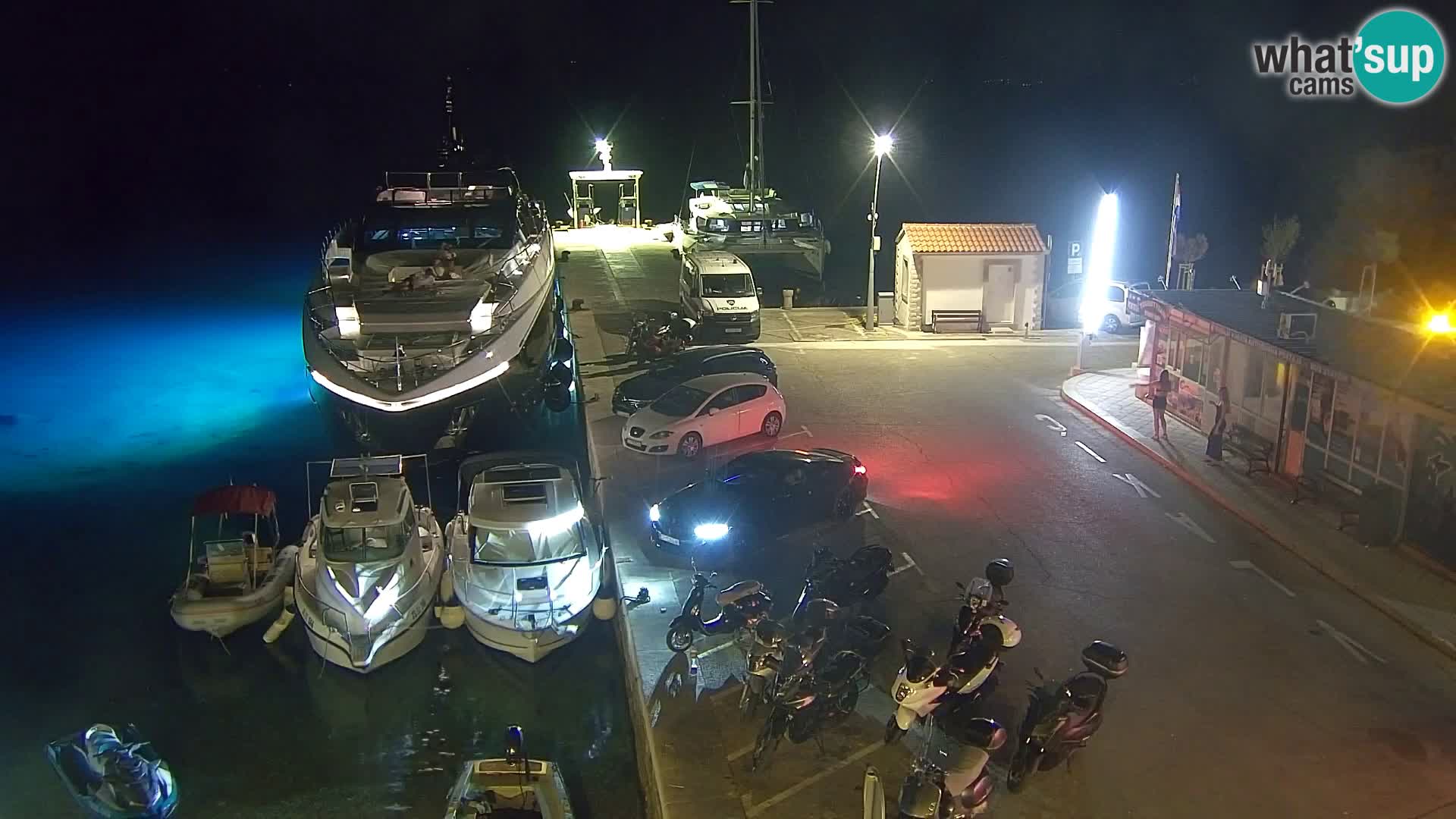 Spletna kamera Bol – Center mesta in marina v živo