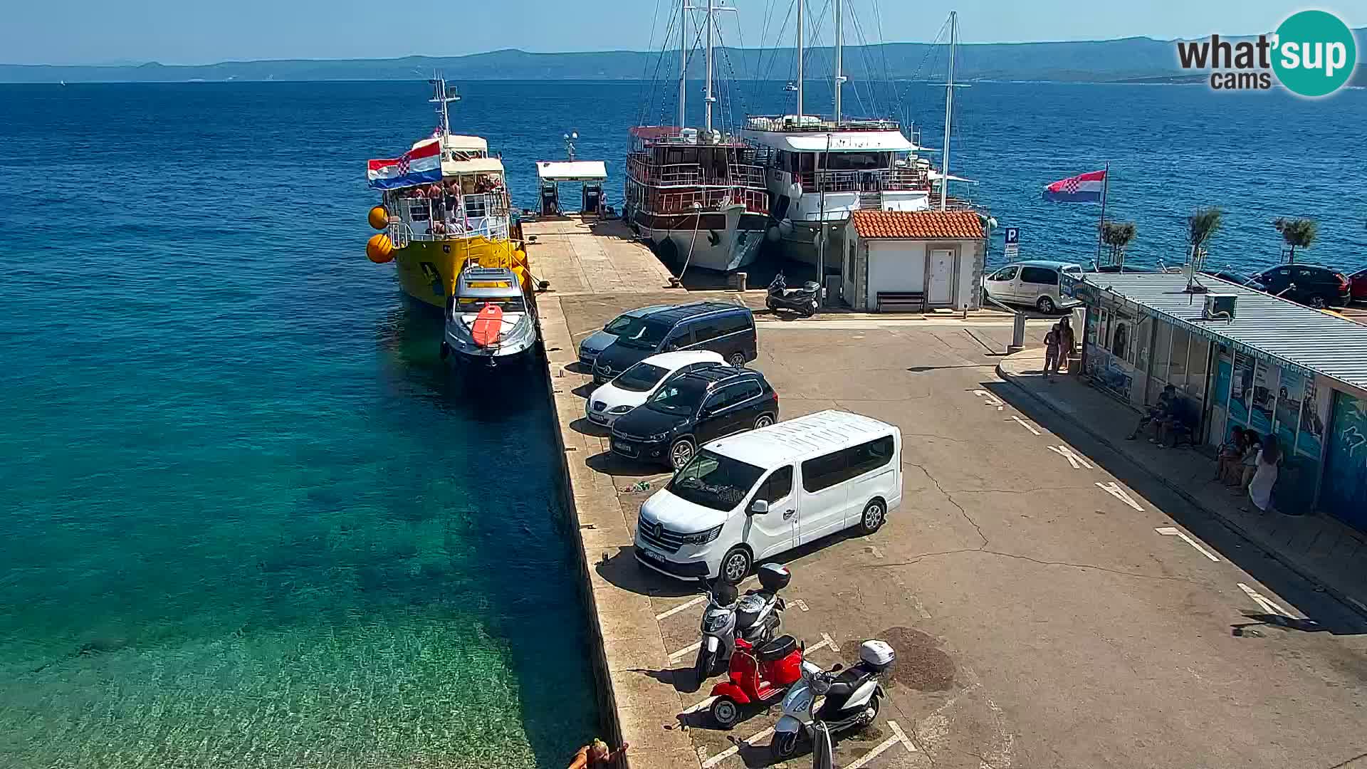 Web kamera Bol – Centar mjesta i marina | Pogled uživo