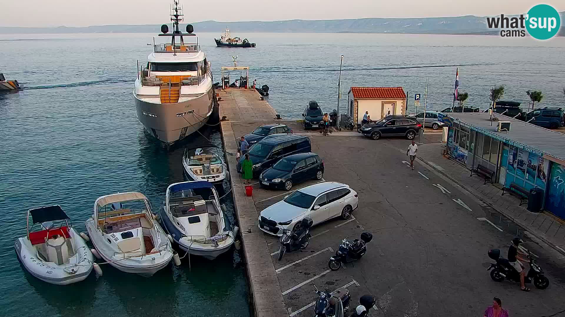 Spletna kamera Bol – Center mesta in marina v živo