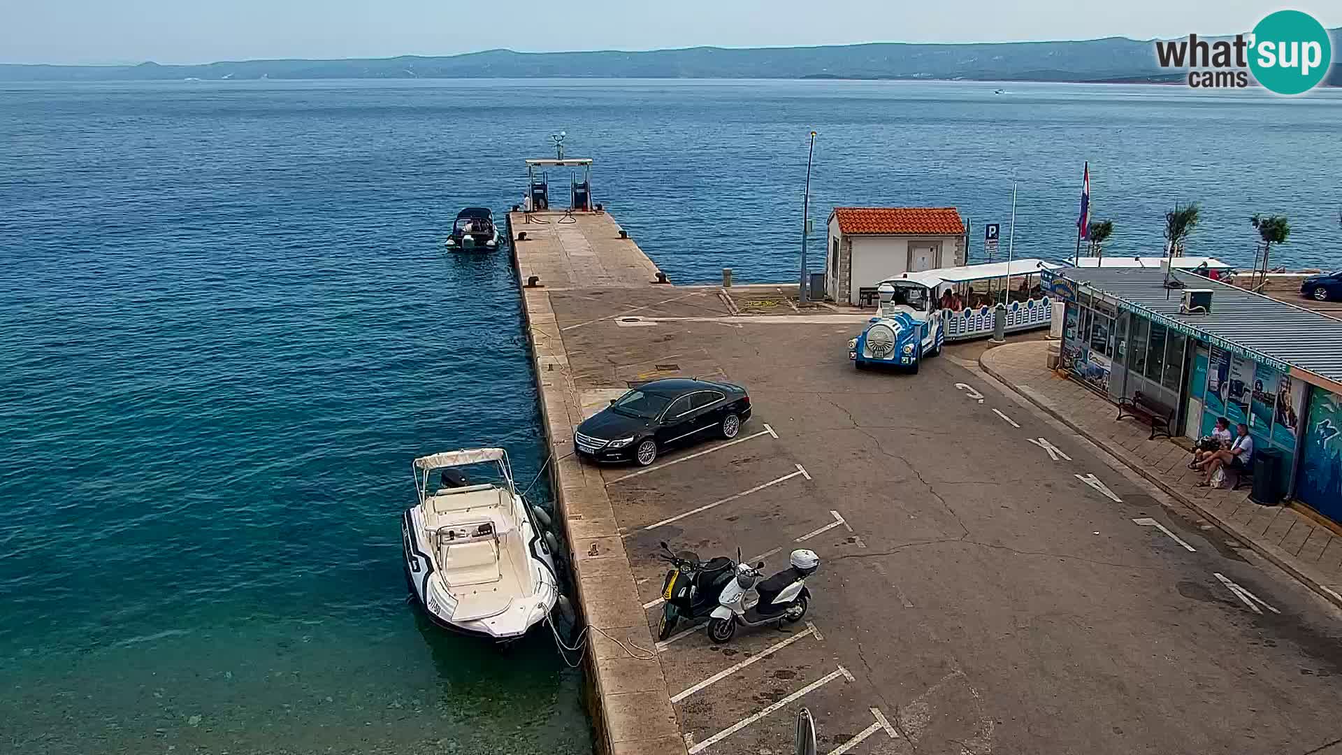 Spletna kamera Bol – Center mesta in marina v živo