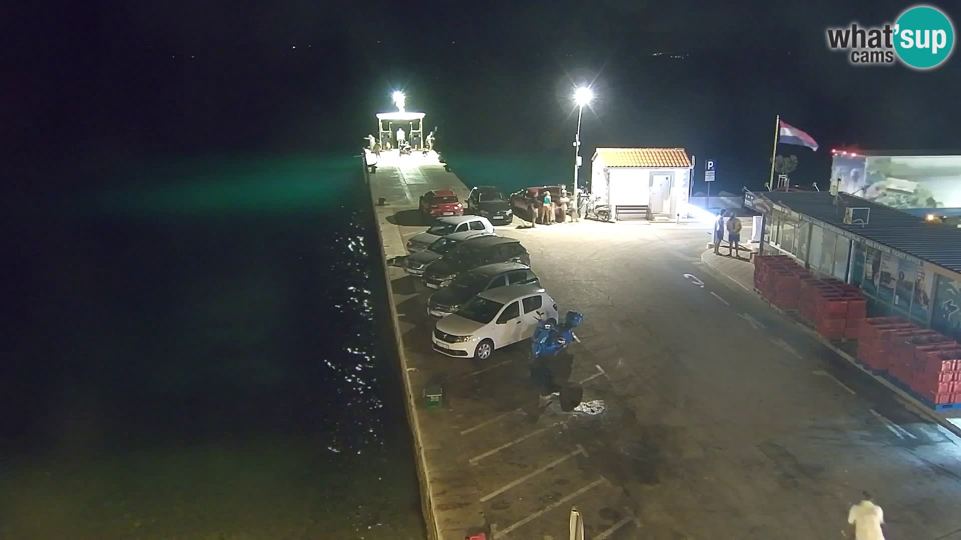 Spletna kamera Bol – Center mesta in marina v živo