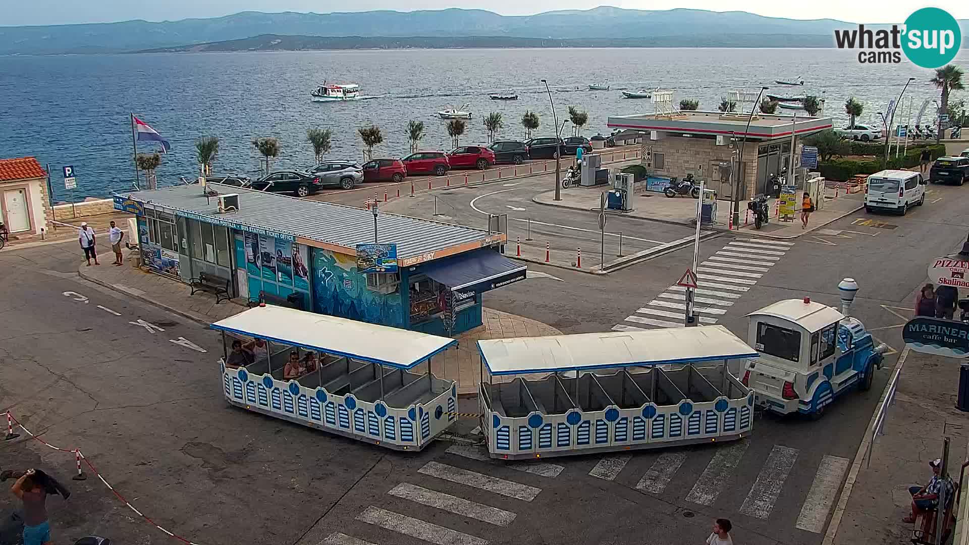 Spletna kamera Bol – Center mesta in marina v živo